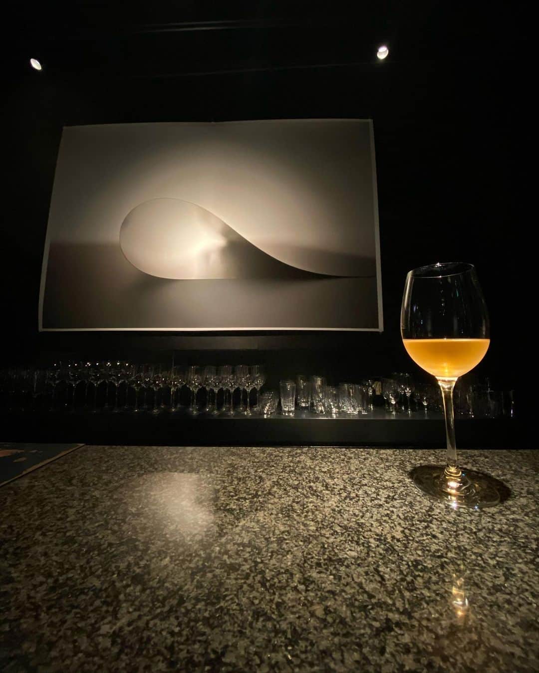 秋山具義さんのインスタグラム写真 - (秋山具義Instagram)「西麻布『ぶどうとだるま』で、モルタデッラのハムカツとオレンジワイン、めっちゃ美味し〜！﻿ ﻿ #ぶどうとだるま #ヴォルフガングティルマンス」10月27日 19時43分 - gugitter