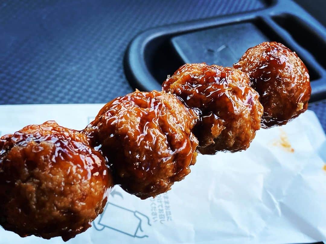 のインスタグラム：「【焼鳥達人の会 監修の「つくね」（タレ）がファミマで発売開始！！！】  というわけで、全国の #焼鳥屋 の名店、焼きの達人が揃う #焼鳥達人の会  が監修した #つくね がなんと #ファミマ で買えるとの事なので早速頂きました！  タレはかなり濃い味なのでご飯や温玉と合わせてもよいかもですね。  何よりつくねの食感の良さ！ そして生姜がきいた旨味が素晴らしい！！  この味を冷凍から解凍してレンジアップして食べさせて美味いものにする #ファミリーマート の技術力に乾杯！  #鳥しき の池川さん #蘭奢待 の和田浜さん #里葉亭 の榊原さん  そしてトリタツの皆様、本当にすごい歴史的な商品を開発してくださってありがとうございました！  子供の弁当に入れちゃおww  #肉マイスター #田辺晋太郎  #yakitori #焼鳥  #instafood #foodstagram #foodporn #foodphotography #foodie #foodpics #foodlover #foodies #foodblogger #meat #meatrip #meatlover」