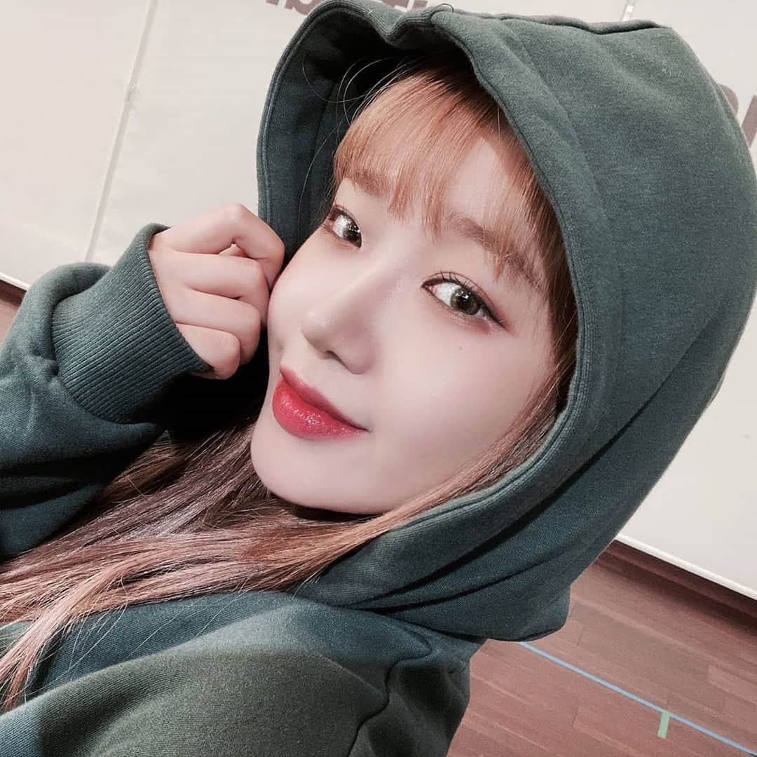チェ・ユジョンのインスタグラム：「오늘 햇살이 참 좋고 날이 맑더라구요! 키링 좋은 하루 보내기 ♡  #유정 🌻  #위키미키 #WEKIMEKI #CHOIYOOJUNG #최유정 #YOOJUNG」