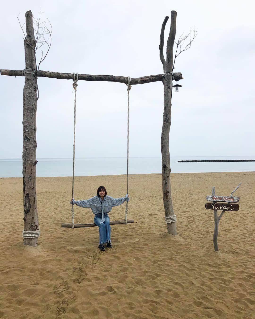 辻詩音のインスタグラム：「[朗報🏰] さてこの数日 旅の様子を載せていた辻詩音ですが、なんと！この度！ #山陰海岸ジオパーク さんのPRソング作りを任せて頂きました👏 自由に作っていいと言って頂けたので、みんなが行ってみたいなと思えるようないい曲を作れるよう頑張ります！ このテーマソングを作ってく様子も、リアルタイムで動画で載せていくのはどうだろう？！ 旅写真と共にぜひ楽しみにしてほしいです。 写真は、京都府京丹後市にある浜詰夕日ヶ浦の海岸にあるブランコ。 砂浜の真ん中に大きいブランコ！楽しそうに見えるけど、この日は結構な雨だった笑 晴れの日はもっと景色がいいんだろうなー！🏄‍♀️  #辻詩音 #山陰海岸ジオパーク #わおじお #浜詰海岸 #夕日が浦海岸 #ビーチブランコ #ビーチブランコゆらり　#ジオパーク #京丹後 #京丹後市 #京都観光」