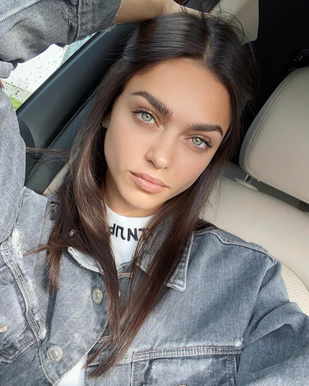 zhenya Zhenya Katavaさんのインスタグラム写真 - (Zhenya KatavaInstagram)「Everyday make up 🎨:  Eyebrow gel - Benefit (24-hour brow setting) Mascara- Clarins (Volumising  mascara) Concealer -Le Correcteur Longwear Делитесь вашими секретами  красоты!」10月27日 19 ...