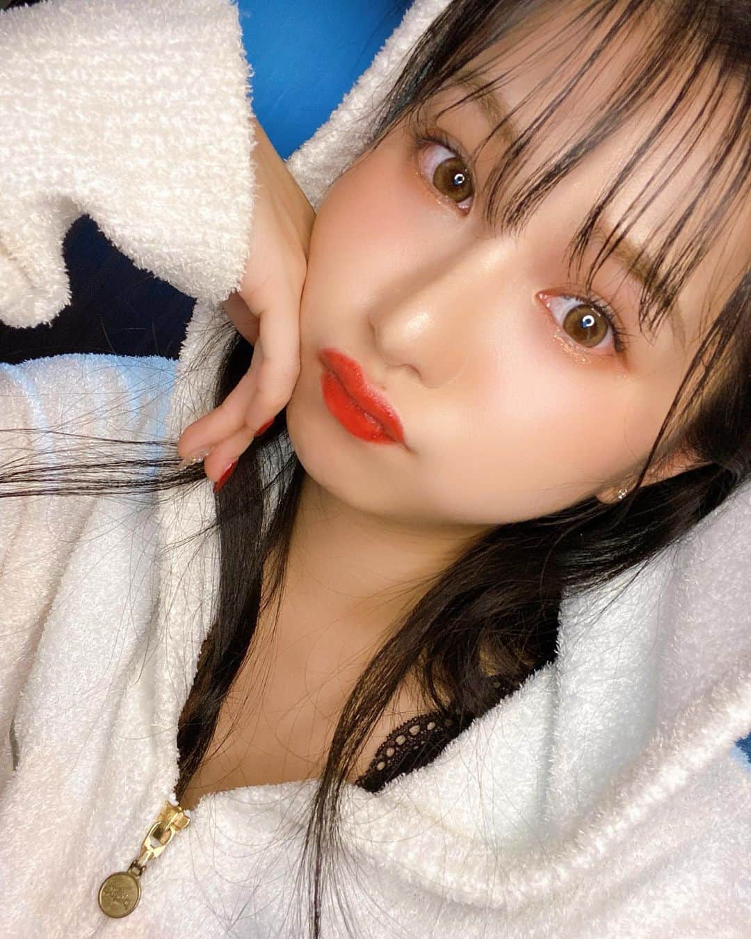谷川愛梨のインスタグラム：「: ジェラピケの季節〜⛄️ 外国人風の瞳に憧れて LARMEMELTYSERIESの Meltyring付けてみたっ👀💛 服装に合わせてカラコン付けたりするのも お洒落の一つで可愛いよねっ☺️ あと、MilkbrownとClearmacaronも ナチュラルで可愛くて好きな感じだったよ🤍 #クイーンアイズ #ラルムメルティシリーズ #カラコン」