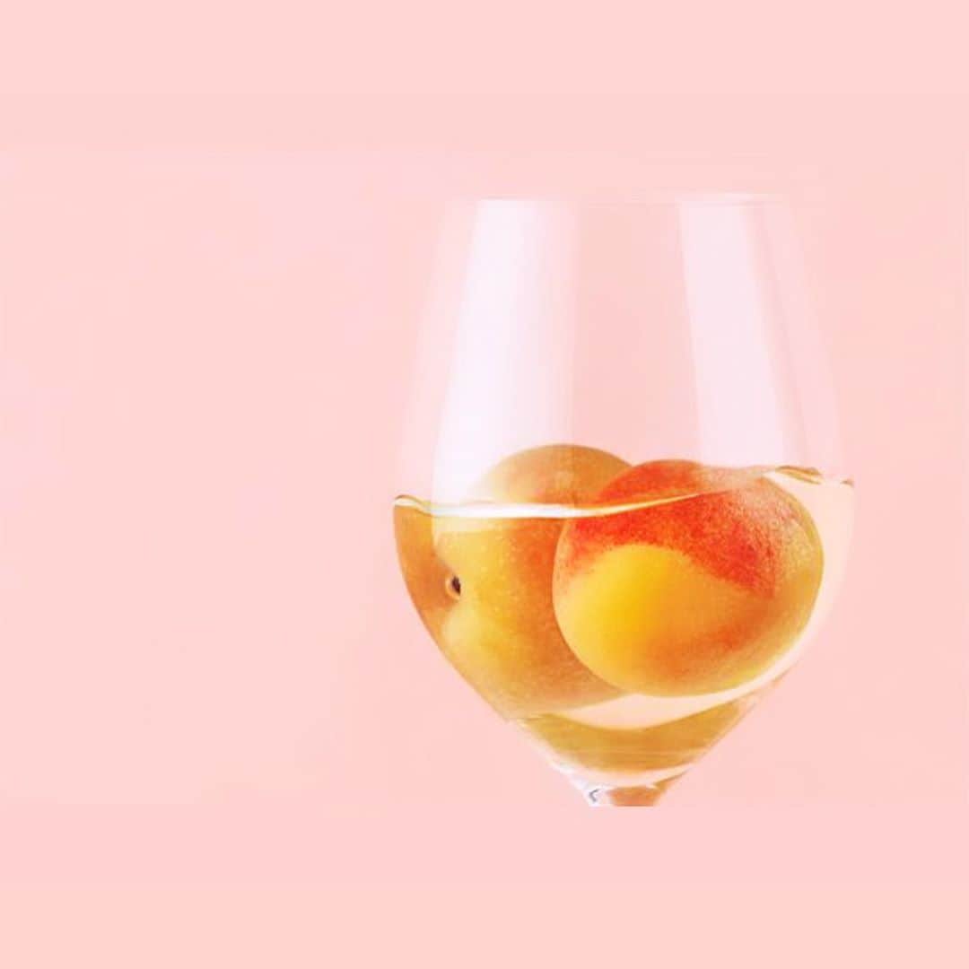 KURAND@日本酒飲み放題さんのインスタグラム写真 - (KURAND@日本酒飲み放題Instagram)「もうすぐ販売開始 香り味わう天然梅酒「mume」  梅酒のうめって実は「むめ」という語源から生まれた言葉です。  皆さんご存知でしたか？  新登場の香り味わう天然梅酒「mume」が本日より毎週火曜日限定で販売します。  mumeは、その香りをよりフレッシュな状態で お届けするために、従来とは全く異なる新しい製法で つくっています。 非常に特殊な技術のため大量生産は難しく、製造本数が非常に限られているため、数量限定で販売します。  mumeの開発者は女性研究員で2年近くに渡る開発にも挫折せず、実現までこぎつけました。  そのため、さまざまなフィールドで活躍し輝く女性たちに堪能してもらいたいという想い。 日々がんばる女性が自分にご褒美をあげたい時、 仲間と分かち合って楽しみたい時、そんなシーンに是非「mume」をという想いが込められています。  詳しくはこちら▽ https://kurand.jp/pages/mume  毎週火曜日20時に販売の限定商品です！次回まで楽しみお待ち下さい！  #香り味わう天然梅酒 #梅酒 #mume #うめ  #頑張っている女性を応援したい  #日々の仕事のご褒美  #おうちのみ  #家飲み女子  #kurand  #クランド」10月27日 19時55分 - kurand_info