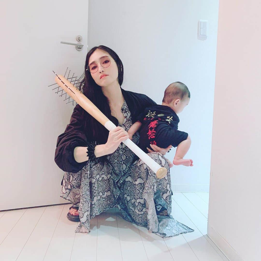 のインスタグラム：「釘バットを中心に我が子ちゃんとリンクコーデしました♡ アウター　#y3 #y3yohjiyamamoto  ワンピース　#zara サンダル　#nike ロンパース　#楽天 釘バット　#ハンドメイド #baby #6monthsold #6monthsbaby #赤ちゃん　#生後6ヶ月　#0歳　#0歳6ヶ月　#リンクコーデ　#親子コーデ　#コーデ　#コーディネート　#今日のコーデ　#ootd #ヤンキー　#ヤンキーコーデ　#ヤンキー赤ちゃん　#釘バット　#特攻服　#我が子ちゃん」