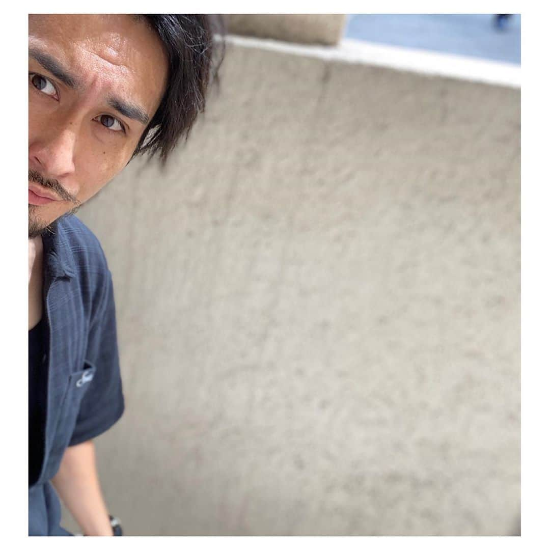 高木勝也さんのインスタグラム写真 - (高木勝也Instagram)「稽古っ。﻿ ﻿ みなさーーっん、お疲れ様〜〜。﻿ ﻿ つって全然ルッス抜けてないやつ。笑﻿ ﻿ ホントあの人やってると稽古外でも無意識に座る時にちゃんと足揃えて少し斜めにしちゃったりする。笑﻿ ﻿ もし街中でそんな僕を見掛けても「あ、ルッス中ね。」と思って優しくしてください。笑﻿ ﻿ ﻿ 今日はリボステ初の通しでした！﻿ ﻿ もうそんな時期。早い。﻿ ﻿ 今回の作品はね、これまでのリボステで描かれてるヴァリアーの様子よりも更に一歩踏み込んだ所を描いてる印象。個人的にだけど。﻿ ﻿ ストーリーもだけど、関係性だったり色んな面で。﻿ ﻿ だからこそ。﻿ ﻿ アニメ化もされてないし、そう考えるとこの「隠し弾」という作品において動いてるヴァリアーを表現出来るのはこの舞台しか存在しないんだな。とか考える。﻿ ﻿ 「家庭教師ヒットマンreborn！」という歴史ある作品の中でこういう挑戦をさせて頂けるのは本当に有り難い。﻿ ﻿ ルッスをやらせて頂けると決まった時から心に持っている、原作にリスペクトを持つという部分をより一層強くもって、それでいてここでしか表現出来ないヴァリアーを作りたいなって思ってます。﻿ ﻿ 稽古も残り数日。ここからが勝負！！！﻿ ﻿ 楽しく精一杯頑張っていきます(^^)！！﻿ ﻿ ﻿ そうそう。﻿ ﻿ リボステの現場でも「ミッドナイトスワン」を見てくれたメンバーが沢山いて。特にヴァリアー。笑 そして衣装さんまでも。﻿ ﻿ ほんっっっっと嬉しい。﻿ ﻿ 心の中の宝物棚にもちろん入ってる作品です。﻿ ﻿ 興行収入5億円を突破、全国151館公開という中規模興行作品ながら、公開3週目半ばで30万人を動員。現在、公開5週目。(公式の調べより引用)﻿ ﻿ なんというか、一部だとしても出てる俳優としては数字うんぬんを言うのって好きではないのですが、こと映画の成功には欠かせない事だし、一つの結果として有り難く受け止めています。﻿ ﻿ 改めまして、ご覧頂いた皆様、追いスワンをして下さってる皆様に心からの感謝を。﻿ ﻿ 久しぶりのインスタ更新だから文字多目。﻿ ﻿ いつもか(^_^;)﻿ ﻿ ﻿ 全然写真撮ってないから、先日のドラマ撮影時の端っこ勝也にしておきます。笑﻿ ﻿ ﻿ ではでは、今日も一日お疲れ様でしたっ。 #リボステ #ヴァリアー #ルッス #隠し弾 #家庭教師ヒットマンreborn #ミッドナイトスワン #goodnight」10月27日 20時07分 - katsuyoung__1128