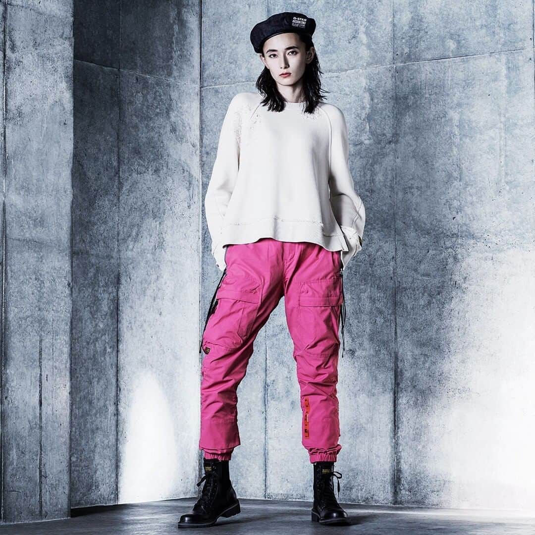 G-Star RAW Japanさんのインスタグラム写真 - (G-Star RAW JapanInstagram)「【EXCLUSIVES COLLECTION】  優れた立体裁断技術と最上質でサステナブルな素材を使用し設計された「EXCLUSIVES COLLECTION」。 ・ 📷：@mickylee77 / Lee Momoka［Model］ ・ “素晴らしい活動あってのお洋服だと感じました。すごく着心地が良かったです。webサイトにはサステナブルについてたくさんの事が書いてありました。ぜひみなさんにも読んでみてほしいです。” ・ “I thought the items are certainly a result of great efforts done by the brand. They felt really comfortable wearing them. I found a lot of information regarding sustainability on their official website. I strongly recommend everyone to take a look. ” ・ ■E RAGLAN SLEEVE CROPPED SWEATER No.D18826-C632-1603 ※実際の商品と仕様が異なります。 ・ ■E PANTS No.D18770-C628-3394 ・ ・ ・ #GStarRAW #GStarRAWjapan #ジースターロゥ #サステナブル #sustainable #エクスクルーシブ #exclusives #リーモモカ #Leemomoka」10月27日 20時00分 - gstarraw_jp