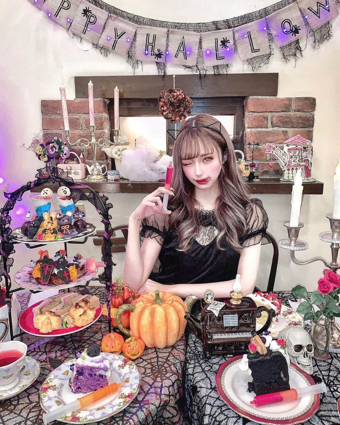 あやちゃんさんのインスタグラム写真 - (あやちゃんInstagram)「ハロウィン限定アフタヌーンティー🧁🎃👻 目白駅から徒歩30秒にある @cafe_acorite 🍰💗 沢山の食器から好きなの選べるの💕 めちゃくちゃかわいすぎるし クオリティ高すぎるよね🥺 ハロウィン気分を味わいに絶対行って欲しいカフェ☕ #カフェアコリット #アコリット #アコリットカフェ #ハロウィンアフタヌーンティー #アフタヌーンティー #アフタヌーンティー #ケーキセット  #目白カフェ #ハロウィン #ハロウィンコスプレ #ハロウィン仮装 #ハロウィンパーティー #東京カフェ #アフタヌーンティー巡り #カフェ巡り  #コスプレ #ハロウィンパーティー #halloweencostume #halloweenparty」10月27日 20時00分 - aya.you.love.r