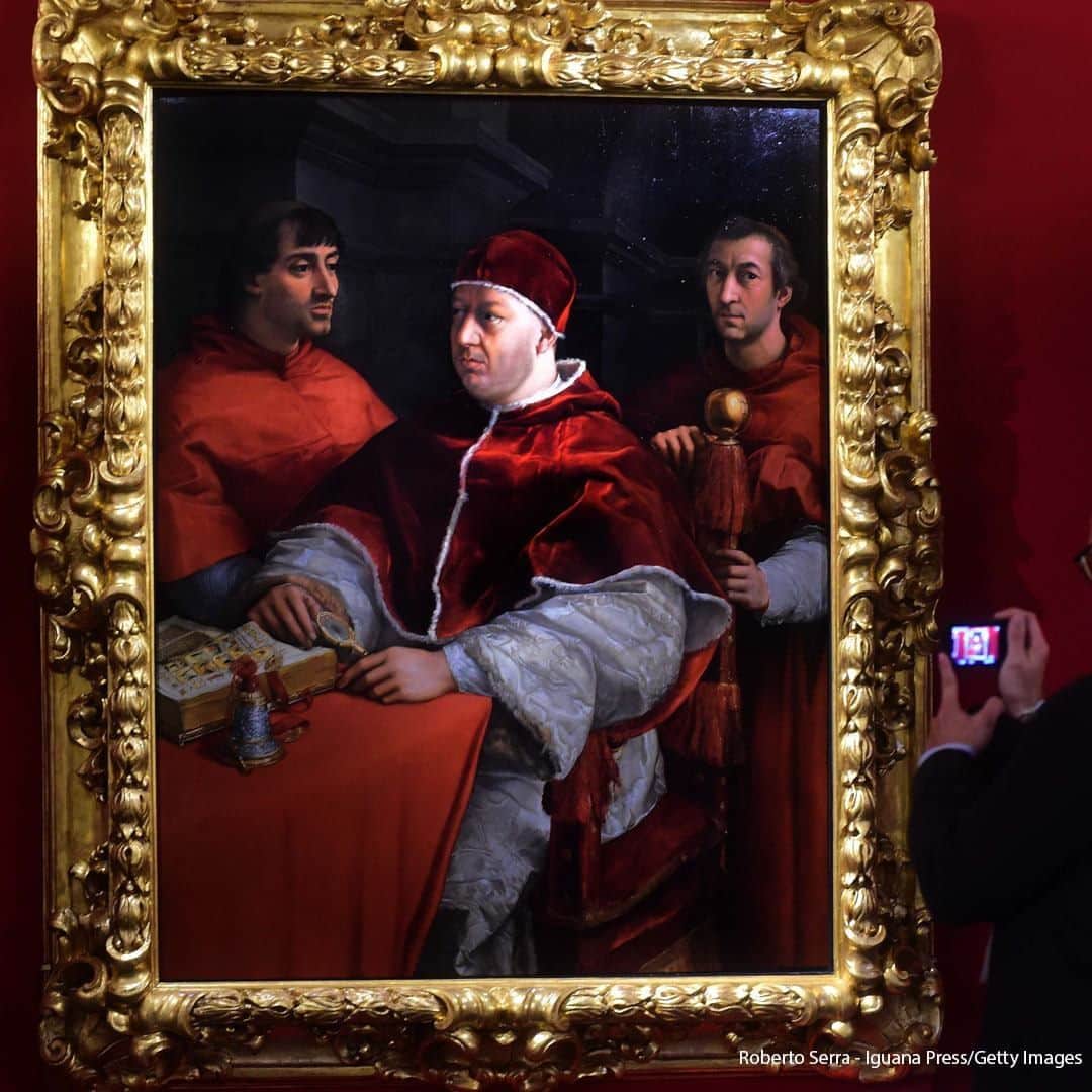 ABC Newsさんのインスタグラム写真 - (ABC NewsInstagram)「Visitors get a glimpse of the Raffaello masterpiece, Portrait Of Pope Leo X with two Cardinals, during the "Raffaello and the Return of the Medici Pope: Restorations and Discoveries" exhibition preview at Palazzo Pitti on October 26, 2020 in Florence, Italy. #italy #art #renaissance #florence #exhibition」10月27日 20時00分 - abcnews