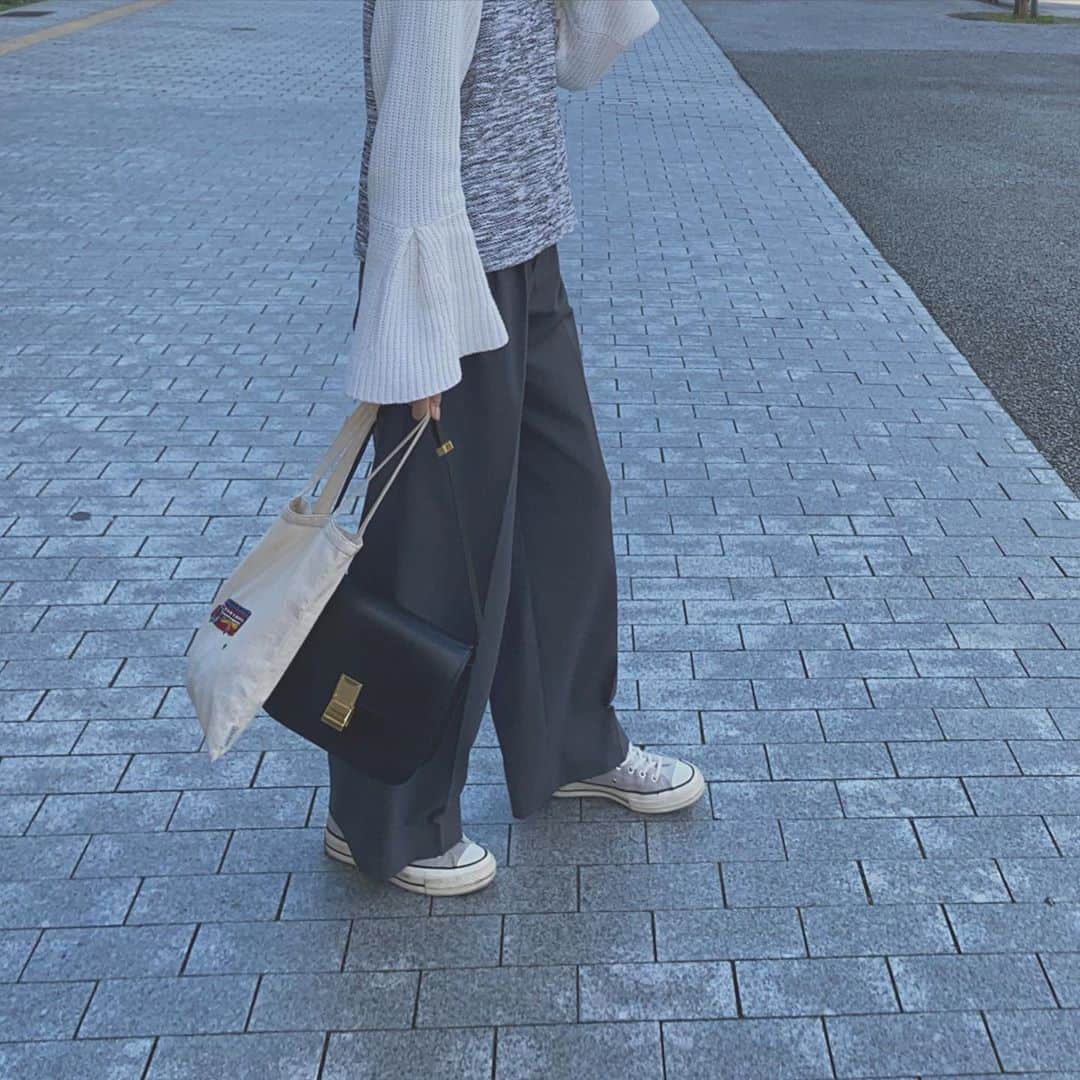 のインスタグラム：「用事を済ませ、たくさん歩いた日🚶🏻‍♀️ 歩く日はやっぱりスニーカー👟 ・ ・ ・ #conversechucktaylor」