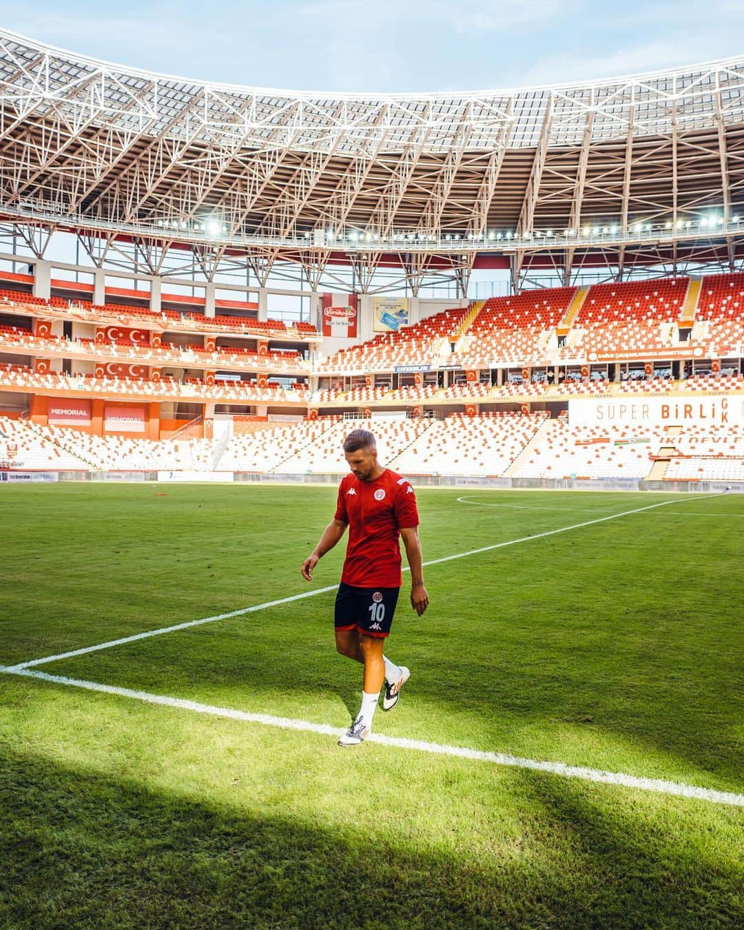 ルーカス・ポドルスキさんのインスタグラム写真 - (ルーカス・ポドルスキInstagram)「Scorpion 🦂👊🏻 #antalya #soccer #lp10 @antalyaspor」10月27日 20時04分 - lukaspodolski