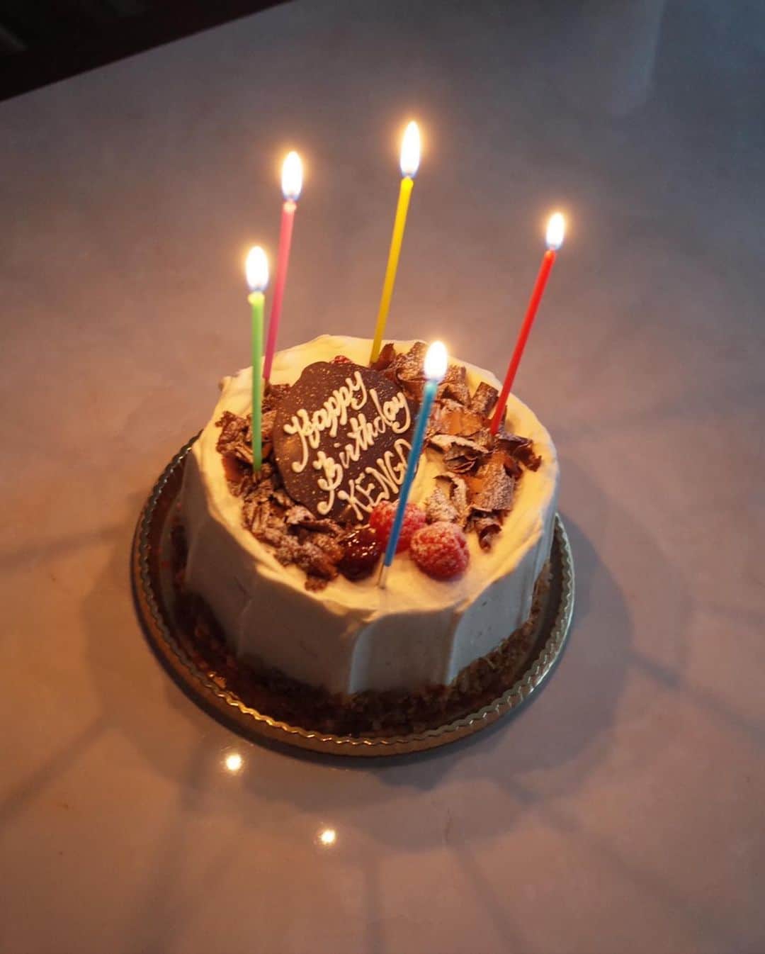 角舘健悟さんのインスタグラム写真 - (角舘健悟Instagram)「誕生日を迎えて、29歳になりました。メンバーに祝ってもらえて俺は嬉しくてたまりません。こうやって毎年歳を確認していくことをいつまでも続けてたいね！  来年はみんなで、でっかい音を楽しめるような日をいっぱい作ってこう。  💙  ps:メッセージありがとう〜！読むね！  #yogeenewwaves  #patmetheny」10月27日 20時05分 - kengokakudate