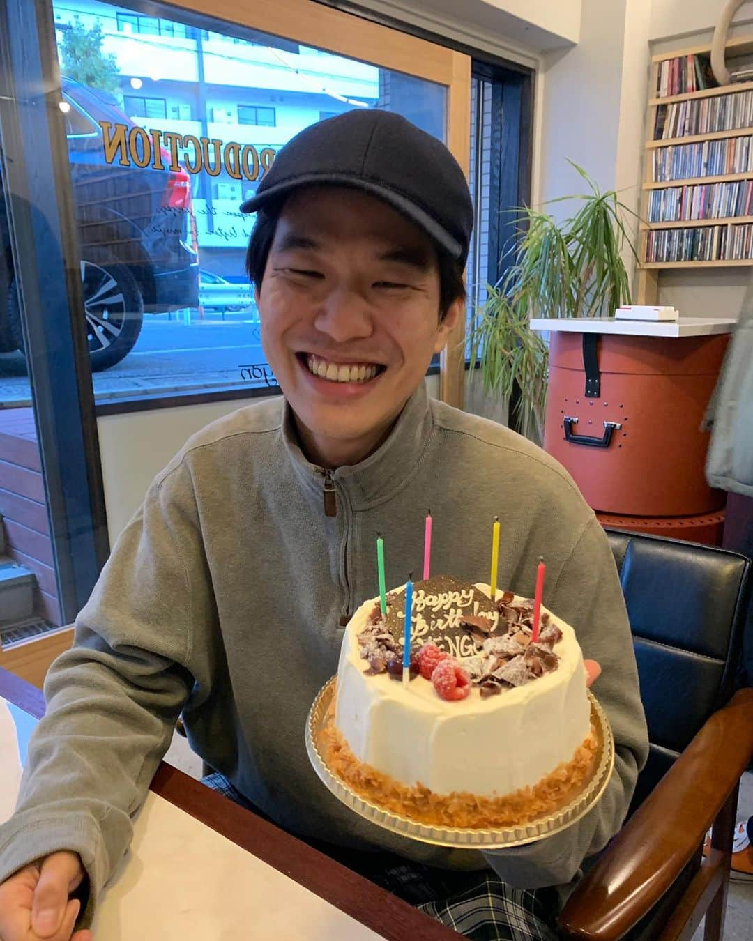 角舘健悟のインスタグラム：「誕生日を迎えて、29歳になりました。メンバーに祝ってもらえて俺は嬉しくてたまりません。こうやって毎年歳を確認していくことをいつまでも続けてたいね！  来年はみんなで、でっかい音を楽しめるような日をいっぱい作ってこう。  💙  ps:メッセージありがとう〜！読むね！  #yogeenewwaves  #patmetheny」