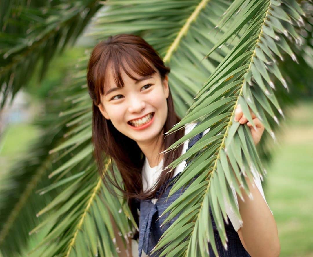 山田千加のインスタグラム：「こんばんは🍀  夏の撮影写真が届きました〜🎐 9月の中旬に撮っていただいたもので このころはまだ暑い日が続いていましたが、 もうすっかり寒くなりましたね🍁˖° 今年は季節の移り変わりがより早く感じます😶  今日は目の腫れがあまりにも酷く、 1日中家にこもって授業や課題に勤しんでおりました♪  投票していただけるのも今日含めあと23回。 本日も投票よろしくお願いします😽  photo by @taaaphoto   #ミスキャンパス同志社2020 #ミスキャンパス同志社 #ミス同志社 #ミスキャン #ミスコン #被写体 #関西被写体 #撮影 #夏の思い出」