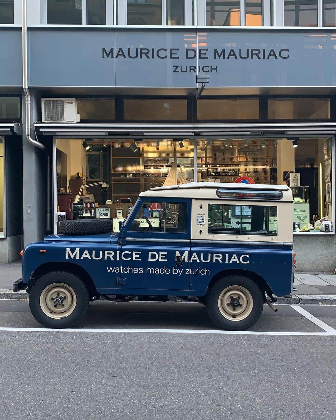 Maurice De Mauriac Zurichさんのインスタグラム写真 - (Maurice De Mauriac ZurichInstagram)「Ready for your #citysafari ? We are! See us today around #zurich and catch @daniel.dreifuss_zurich if you can. #catchmeifyoucan #MauriceDeMauriac #landrover #landroverdefender #landroverseries2 #safari」10月27日 20時08分 - mauricedemauriac