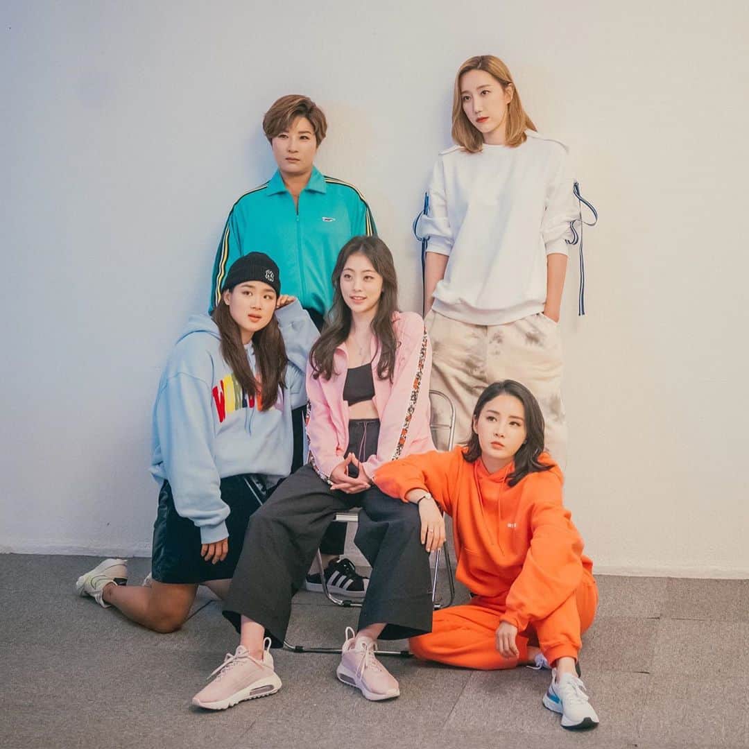 郭珉整のインスタグラム：「지금! 💚🤍💙💗🧡 . . #노는언니 #E채널 #화요일 #저녁8시반」