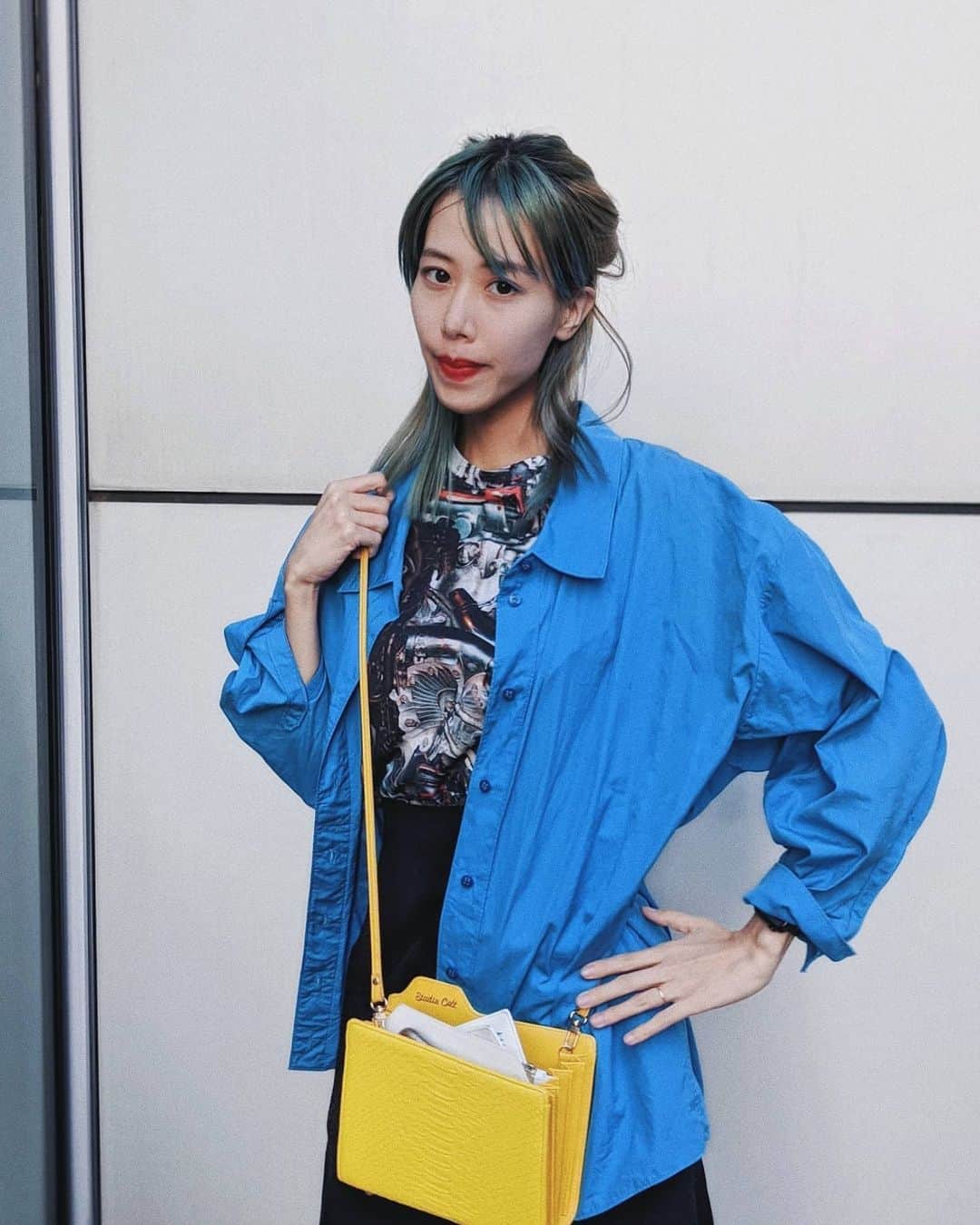 草野絵美のインスタグラム：「おさがり嬉しいコーデ📂🌍🐕 my (unrelated) sister @inuyamakamiko s hand me down🛸 #acnestudios そして最近買った #airmax720 らくちん好き〜」