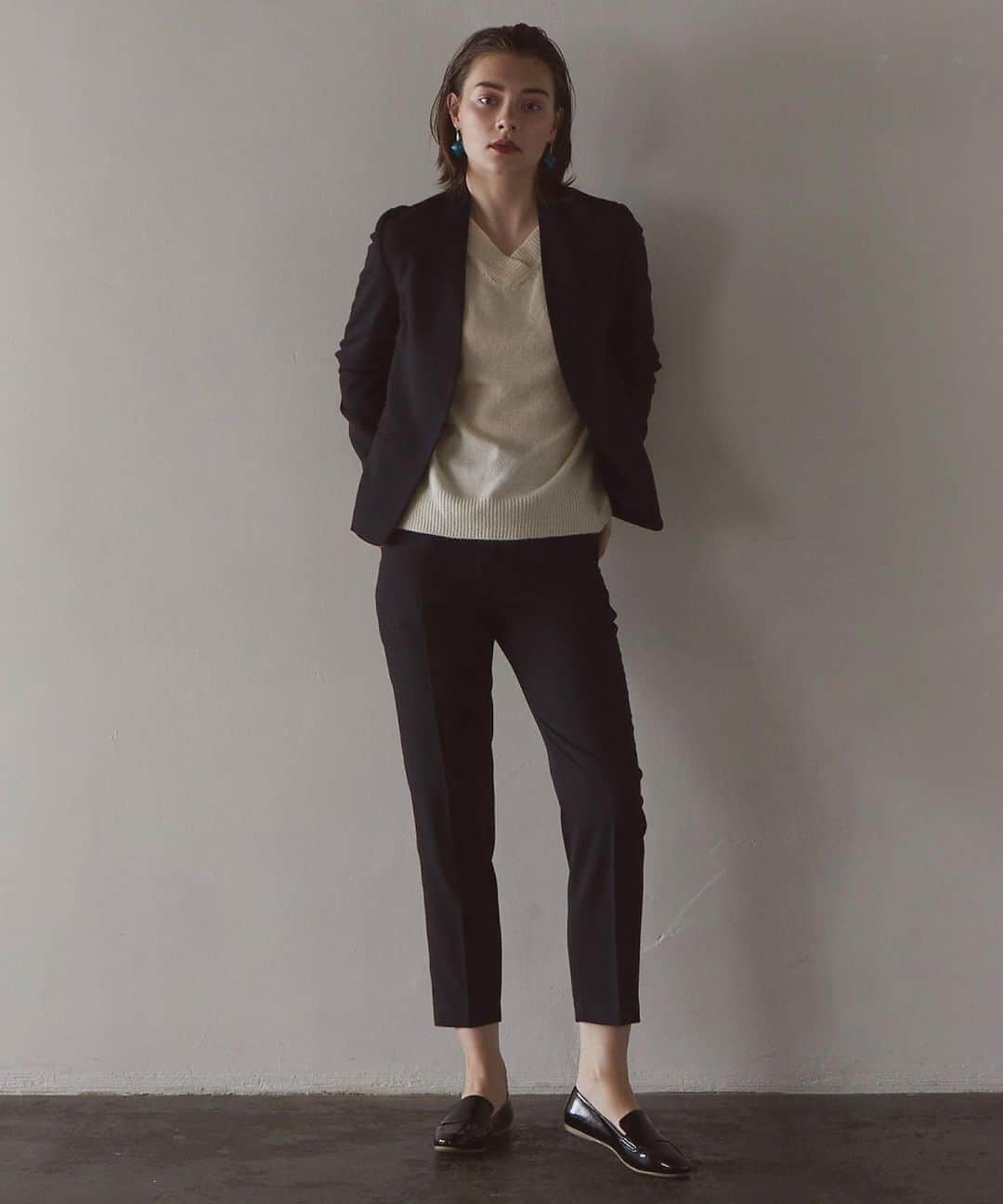 のインスタグラム：「. Recommend Item  セットアップは最強の時短服。  カラーレスジャケットはインナー問わず、 ニットと合わせれば大人カジュアルにお仕事服にはもちろん、 インナー次第でデイリー使いにも◎  --------------------------------- #clearimpression #クリアインプレッション #autumncollection #autumnfashion #2020aw #autumn2020 #fashion #tradstyle #setup #セットアップ #通勤コーデ #お仕事コーデ #ジャケットコーデ」