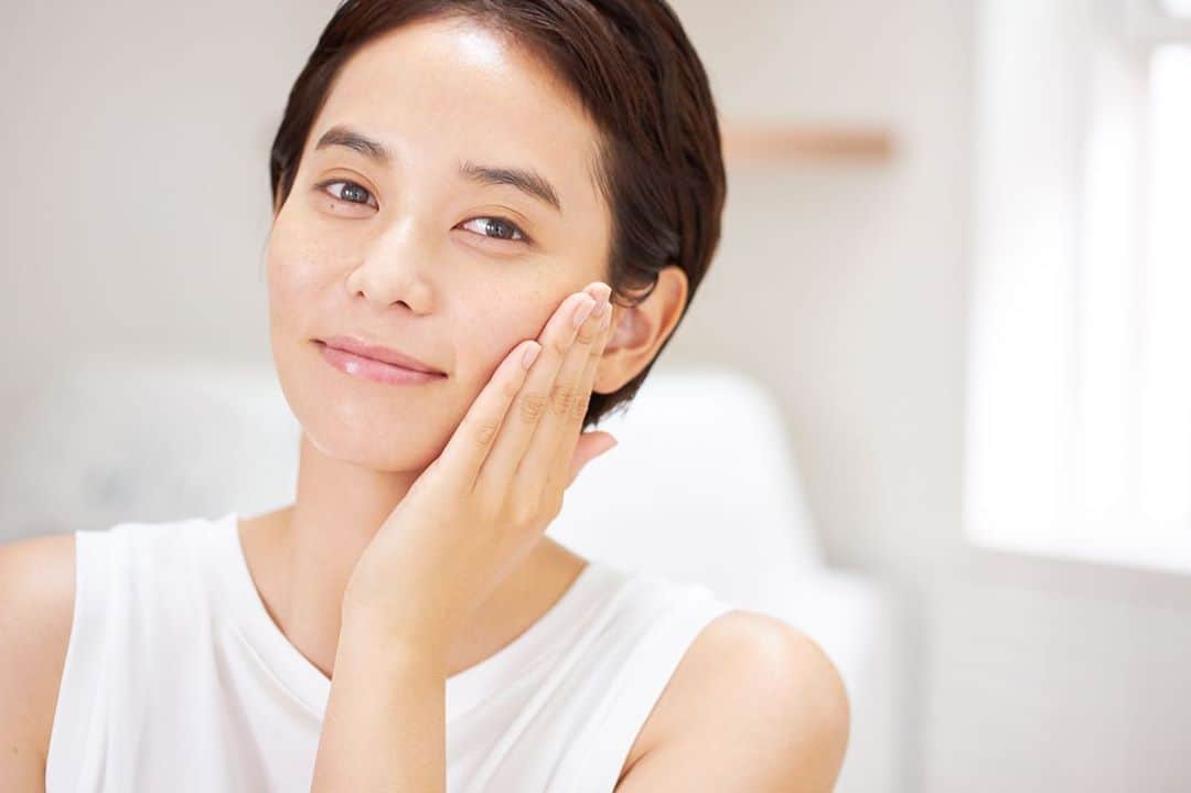 依吹怜のインスタグラム：「アクティブlifeを楽しむあなたへ♡﻿ ﻿ ゴルフもランもキャンプも海も旅も、﻿ いつだって私のそばには太陽がある。﻿ ﻿ 日焼け止めで紫外線をカットするって考え方が主流だけど（もちろん私も塗ってるけど）、そもそも太陽の光は防ぐ、ってことしかできないのか🤔﻿ 悪いだけのものじゃないのに浴びたら終わりだ、的な考えにも少し違和感を感じていました。﻿ ﻿ ﻿ 私は太陽と共にありたい☀️﻿ 守りではなく、攻めの美容をしていきたい。﻿ ﻿ THE.Cの美容液は﻿ アクティブに生き生きと、﻿ 前を向いて生きる人のための攻めのエッセンス。﻿ アクティブ lifeにはどうしたって日焼けが付き物。﻿ 浴びてからだってケアはできる。﻿ ビタミンCやターンオーバーを促進する成分がたくさん。﻿ ﻿ この写真をよくみたらわかるけど、﻿ そばかすもシミも増えてきた。﻿ ﻿ でもそれも個性！というか私の歴史。笑﻿ 楽しむことは諦めない。﻿ ケアをして、胸を張って、前に進んでいきたい。﻿ ﻿ 実際に1ヶ月使ってみて、﻿ 肌のトーンアップ、もっちり感、キメの細かさが﻿ はっきりと変わってきた。﻿ ﻿ コンセプトにとっても共感できて、自信を持ってオススメしたい商品のモデルをさせて頂けてとっても嬉しいです。﻿ ﻿ 沢山の方に知ってもらえるよう、11月2日〜クラウドファンディングも実施するようです。﻿ ﻿ 詳しくはまた書きますね。﻿ ﻿ （撮影・河内彩さん　@aya.kawachi ）  #thec_beauty」