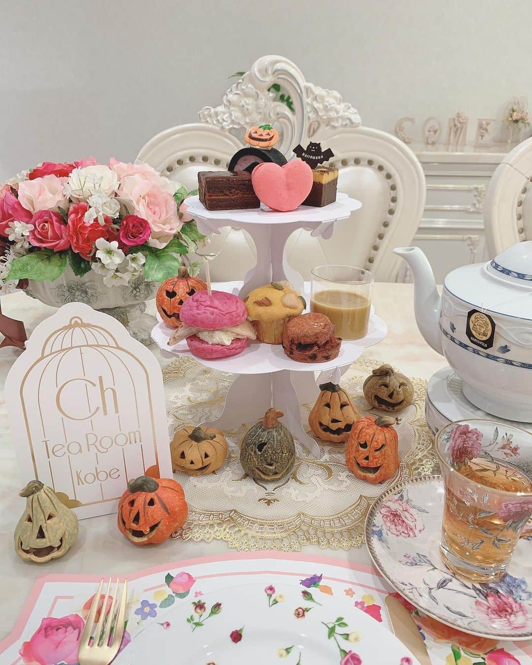 加藤里奈さんのインスタグラム写真 - (加藤里奈Instagram)「⋆ @ch.tearoom の お家で楽しめるハロウィンアフタヌーンティ🎃🤍 ⋆ とても可愛かった🤫🧡 台もスイーツもセットになってて とても簡単にできた🤍🤍 ⋆ 休日のおうちカフェが 充実した〜🎃💭 ⋆ #ootd #fashion #instafood #instagram #instalike  #hairstyle #outfit #code #coordinate #style #stylepoint #instafashion #instagood #instalike #ファッション #撮影 #ヘアアレンジ #ヘアスタイル #アレンジスタイル #ヘア #かとこ #コーディネート #コーデ #かとこーで #今日の服 #chesty #chtearoomkobe」10月27日 20時11分 - katoco0326