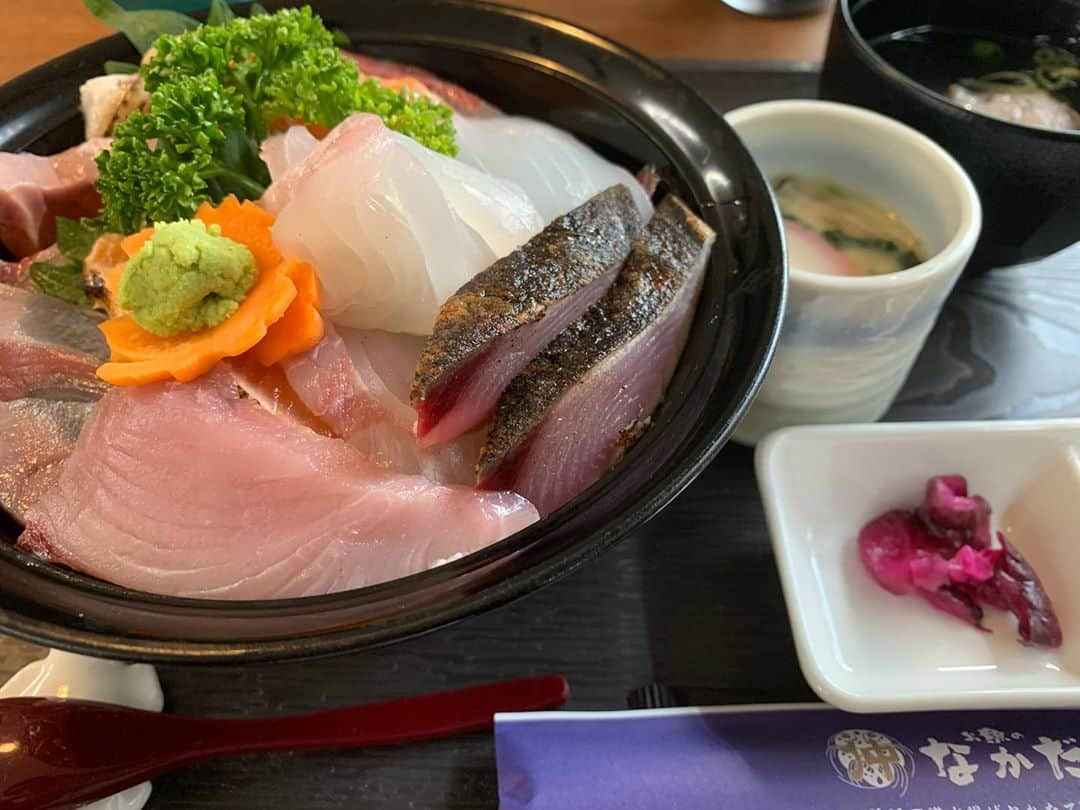 森崎浩司のインスタグラム：「先日食べた海鮮丼😍 めっちゃ美味しかったなぁ⤴️⤴️ 食べることが好きな自分にとって美味しい物を食べる時間は至福の時間です😌  また美味しい物をたくさん食べたいな😉  美味しいお店を知ってる方教えてください😌笑  #食べることが幸せ  #食べることが好き #好き嫌いなし #至福の時 #お魚のなかだ」