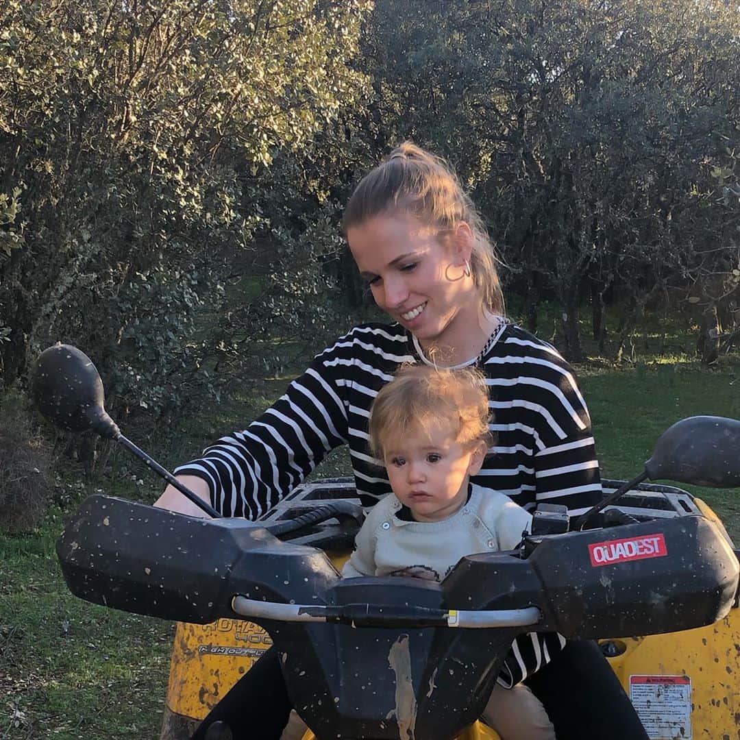 のインスタグラム：「Feliz cumpleaños🎈 a la mejor hermana del mundo, eres y serás siempre la pequeña de la casa😊  Te queremos mucho🧡」