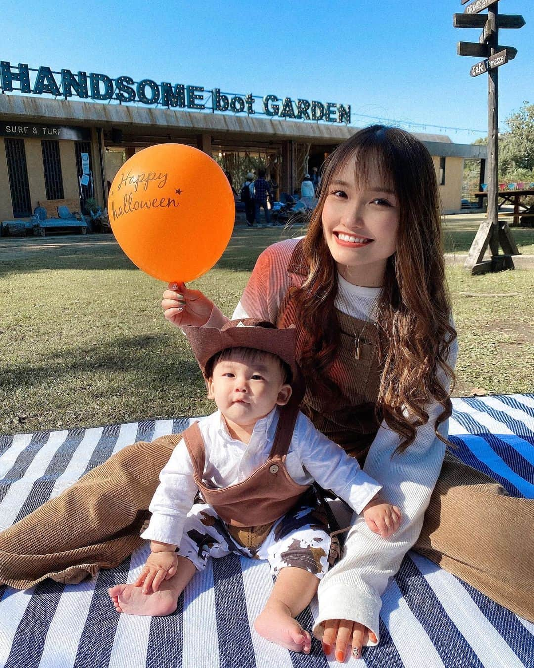 baby.maiさんのインスタグラム写真 - (baby.maiInstagram)「. . もうすぐハロウィンやから仮装した🤠 りくちゃんだけやけど👶🏼まじ可愛すぎ🧡 3人でも撮ったからまた載せよーっと✌🏽 . . #ハロウィン #ハロウィンコスプレ #ハロウィン仮装 #ハロウィンキッズ #ハロウィンベビー #ベビー仮装 #カウボーイ #親子コーデ #親子 #男の子ママ #男の子ベビー #ベビー #生後7ヶ月 #7カ月ベビー」10月27日 20時14分 - maixxaloha