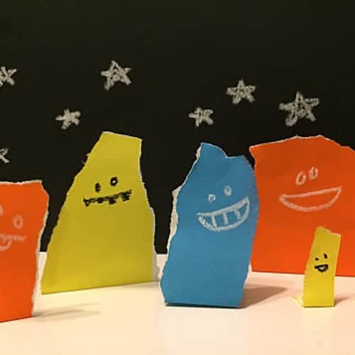 HoiClue♪ [ほいくる]のインスタグラム：「＼びりびりオバケ／  想像以上に楽しみ方いろいろの、おもしろオバケ。  作っているうちに、イメージや遊びがどんどん広がる！  だんだん広がるオバケの世界をみんなで楽しんじゃお♪  . . . . . . . . . . . . . . . . . .  ■ ポイント！  ・やぶり方1つ、貼り方1つでいろんなオバケに！　おおきいオバケ、小さいオバケ、細なが～いオバケ、太っちょオバケ、かわいいオバケにこわいオバケ…。子どもたちが自分のイメージを膨らませて自由に楽しめる環境を大切にする。　  ・立体的なオバケを作り、みんなでオバケTownを作ってもおもしろい♪  ■ 材料 ・折り紙 ・黒画用紙  ■ 使うもの ・のり ・描くもの（クレヨンなど）  ■ 作り方  1、折り紙を自由にビリビリにやぶく。  2、紙（画用紙やコピー用紙など）に貼る。  3、乾いたら、2で紙に貼った折り紙におばけの顔を描く。いろんな色にいろんなかたち。どんな顔を描こうかな？手をいっぱい描いても良いし、オリジナルのおばけの世界を作っちゃおう！  4、1でやぶいた折り紙の端っこを折って立たせてもおもしろい。立たせたまま画用紙に貼ると、立体的なオバケに♪  . . . . . . . . . . . . . . . . . .  ほいくるの投稿を見て遊んだ後は、ぜひ #ほいくる または #hoiclue のタグをつけえ教えてください♬ほいくる公式サイトの記事内で、ご紹介させていただくかも…？ ※その際はInstagramのメッセージにて事前にご連絡させていただきます。  そのほか「あそび」や「こども」にまつわる色々な情報やアイディアを楽しみたい方は、 @hoiclue のプロフィールのURLへ 👉︎︎︎︎️️️️️️  #保育 #保育士 #保育園 #幼稚園 #幼稚園教諭 #こども園 #保育士の卵 #保育学生 #遊び #あそび #子ども #こども #children #kids #製作 #制作 #工作 #キッズアート #おうち遊び #室内遊び #こどもとあそぶ  #ハロウィン #ビリビリ遊び」