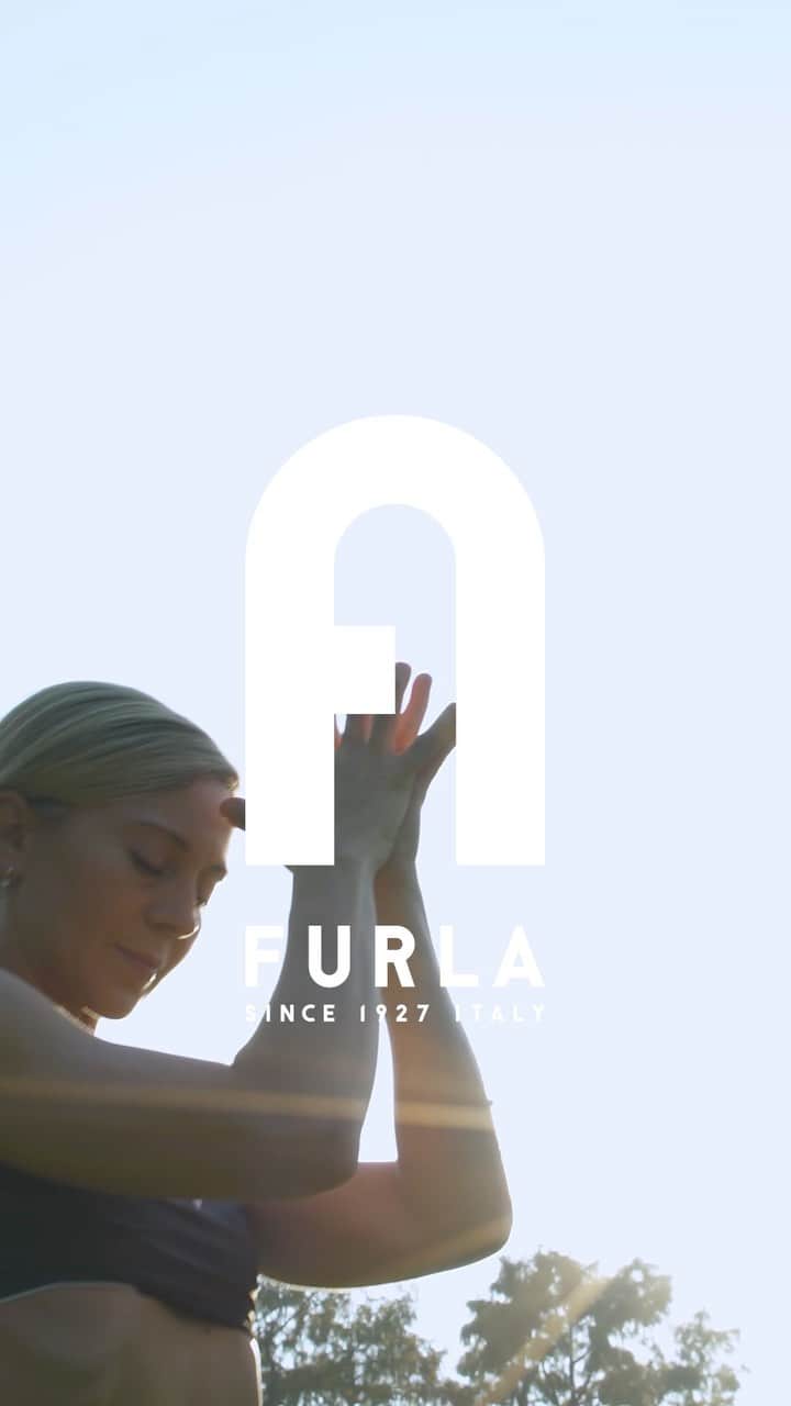フルラのインスタグラム：「@ambrasana is a yoga teacher, in love with the most spiritual parts of this practice. “Yoga is breathing, concentration, and realisation of the self”. Here with her Furla 1927.  #thefurlasociety #furlafeeling #newcollection #furla #accessories #fashion」