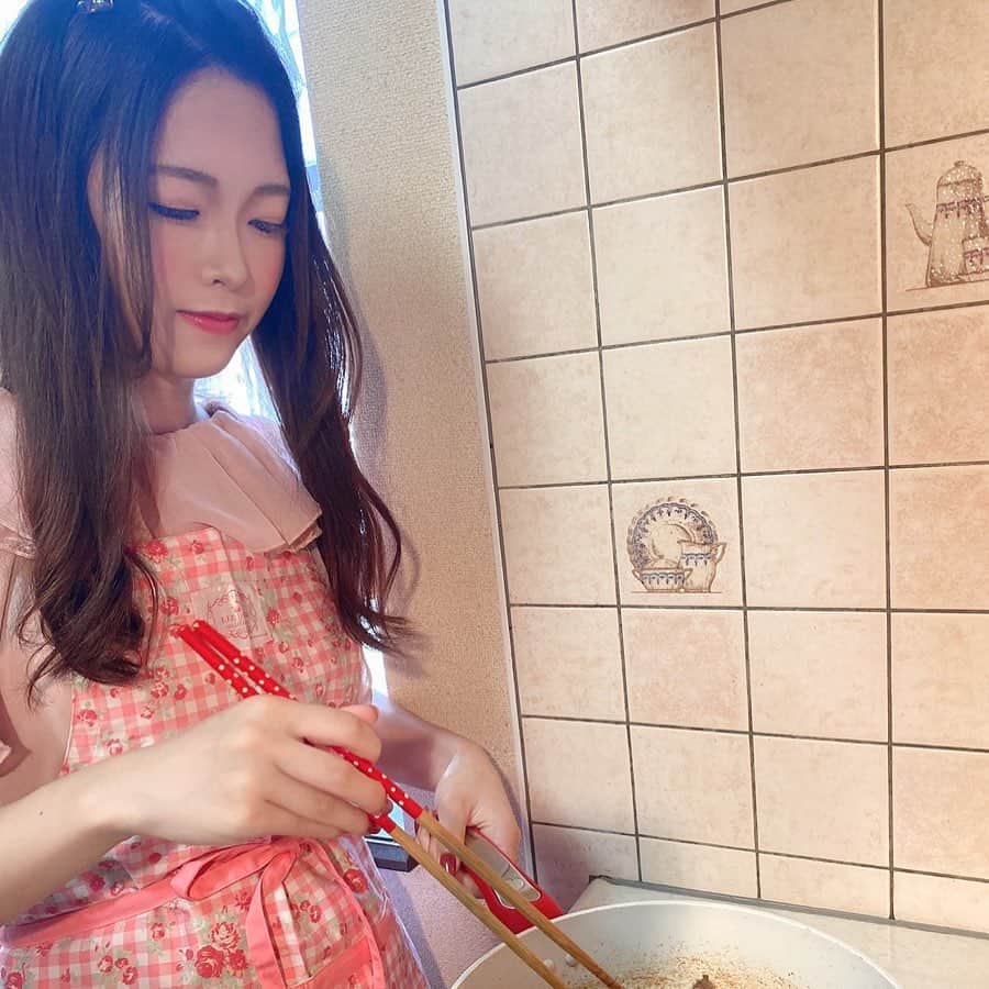坂本奈優のインスタグラム：「♡♡♡﻿ ﻿ エプロンはお母さんの趣味 ୨୧⑅*.﻿ ﻿ 実家で料理作ってる時の🍳✨﻿ 普段は一人暮らしなので自炊頑張ってます！」