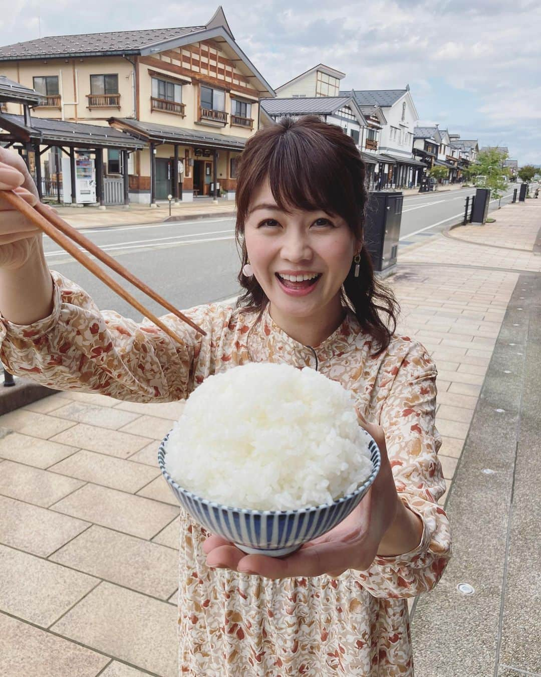 高井瑛子のインスタグラム：「. . あす２８日（水）の「ナマ+トク」は 私、高井がモリモリとご飯を食べます！ . . 南魚沼市で 南魚沼の新米コシヒカリを お腹いっぱい食べて欲しいと始まった 「本気（マジ）丼」。 . 市内の飲食店の皆さんが「マジ」で考えた本気丼。 . 全５８杯のうち、３杯味わってきました。 . . 宝石箱のような丼から 地元の食材が詰まった丼まで 見た目、味、どれも最高の丼を頂いてきました！ . . そして新米コシヒカリの美味しさに感激しました。 . 私が本気で驚いて、本気で食べています。 . . あすの 「ナマ＋トク」ご覧ください。 . . @majidon_jp  ------------------------------------------------- #新潟テレビ21 #アナウンサー #ux #ナマトク #本気丼 #南魚沼 #新米コシヒカリ #本気丼と書いてマジ丼」