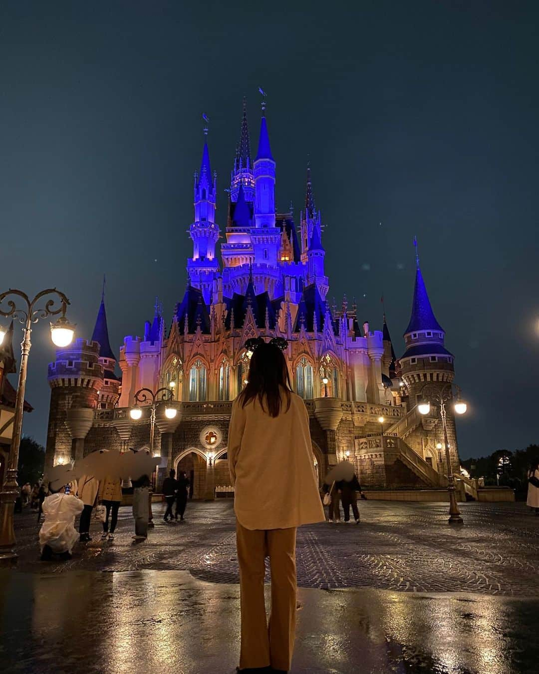 上枝恵美加さんのインスタグラム写真 - (上枝恵美加Instagram)「Tokyo Disneyland. どうしても行きたかったの。 行けてよかったぁ。 夢の国はどんな時も夢で溢れてるね☁️❤︎ 美女と野獣は乗れなかったけど 大好きなベイマックスに乗れたし ミニーちゃんにも会えた！ 愛するドナルドからファンサ貰った💙笑 またYouTubeに載せようと思います🐭🏰 ． ． jacket▶︎ @zara  bag▶︎ @chuclla_official  ． ． #次はシーに行きたい  #shorttrip #Tokyo #disneylandtokyo #シンデレラ城」10月27日 20時17分 - emika_kamieda