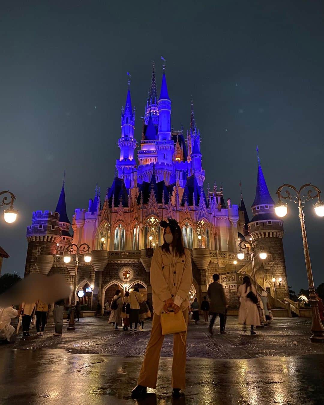 上枝恵美加さんのインスタグラム写真 - (上枝恵美加Instagram)「Tokyo Disneyland. どうしても行きたかったの。 行けてよかったぁ。 夢の国はどんな時も夢で溢れてるね☁️❤︎ 美女と野獣は乗れなかったけど 大好きなベイマックスに乗れたし ミニーちゃんにも会えた！ 愛するドナルドからファンサ貰った💙笑 またYouTubeに載せようと思います🐭🏰 ． ． jacket▶︎ @zara  bag▶︎ @chuclla_official  ． ． #次はシーに行きたい  #shorttrip #Tokyo #disneylandtokyo #シンデレラ城」10月27日 20時17分 - emika_kamieda