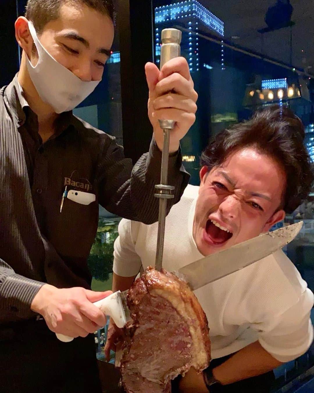 SHU-YAのインスタグラム：「AHHHHH . 美味しいとついつい食べ過ぎてしまうよね。 . 肉じゃ！！ ということで、銀座にあるシュラスコに行ってきました。 @superbacanaginza . もちろんサラダに色んな肉にカレーにチーズにパイナップルに全部食べ放題。 &飲み放題。 スタッフさんも皆優しい。 尚且つ、夜景が綺麗で内装も素敵でした！🌃 シュラスコの中だとかなりハイレベルなんではないかなー。 . 結構前になるけど、渋谷にあるシュラスコにランチ良く行っていた時期があって、そこで働かれていたスタッフさんとここで偶然の再開😭 これが1番テンション上がりました！ 覚えていてくれてありがとうございます😭 こちらでは店長さんになっていました😊 必ずまた行きます🙏 . . . #食べ放題 #飲み放題 #プレミアム #肉 #赤身 #ビュッフェ#ブラジル料理 #牧草牛 #美容 #健康 #アルコール #内装デザイン #夜景が綺麗 #接客 #グルメ #バッカーナ #銀座シュラスコ #シュラスコ #銀座肉 #pr #トリドリベース #銀座 #嬉しかった #お久しぶりです」