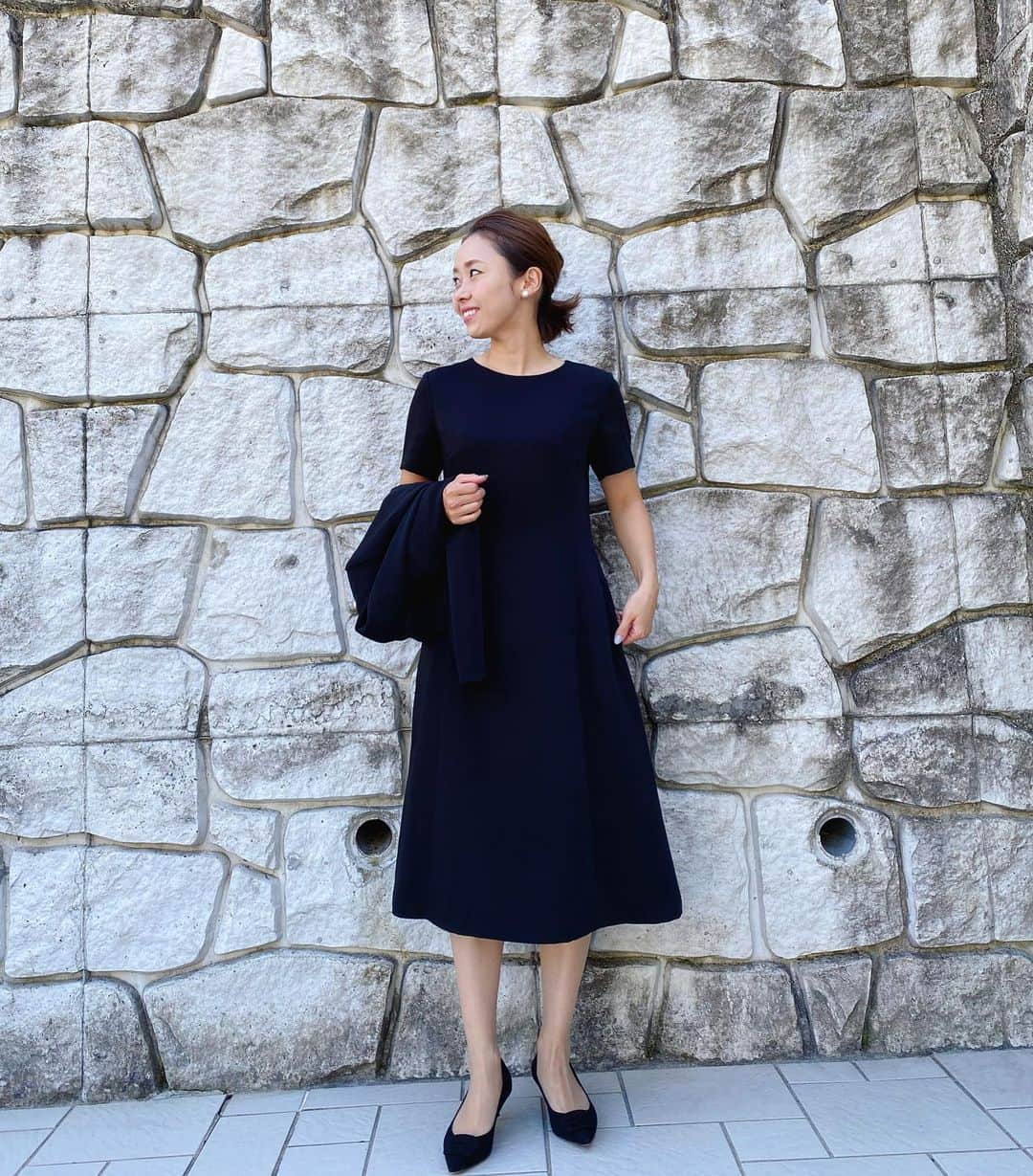 松本亜希さんのインスタグラム写真 - (松本亜希Instagram)「・ 阪神梅田本店4階にて開催中の﻿ @kashiyama1927ws_official の期間限定ショップにて以前オーダーメイドしたものが届きました👗👠 ・ 私は、自分にぴったりの"礼服"を作ってみました。 以前から、きちんとした礼服をあらためて一つ持っておきたいと思っていたので、ちょうど良い機会だと思いオーダー。 元々あったデザインを、ウエスト詰めたり、丈少し長くしたりとか色々調整。 これは持ってて損はないし、ラインも本当に綺麗だし、すごく気に入ってる😌 ・ 写真3枚目、JKの右の内側には名前も入れてもらえて特別感✨ ずっと綺麗に着れるように体型維持も頑張らなきゃ！笑 ・ 写真4枚目はオーダーの靴。 私はレザーでスエードのkhakiを選んでみました。 これまた足にぴったりで凄すぎ！ そして、これだけたくさん拘れるのに、約1週間で自宅に配送されるのも﻿嬉しいポイント📦﻿ とってもオススメです♡ ﻿・ ・ ✔️期間限定ショップは2021年2月まで﻿  ✔️10月31日(土)まで2点以上購入で20％OFF﻿  ✔️先着でシューズケースをプレゼント﻿ ﻿ _________________________________ #阪神本店#阪神梅田本店#阪神百貨店 #阪神梅田本店PR #阪神梅田本店4F」10月27日 20時20分 - m_akiron