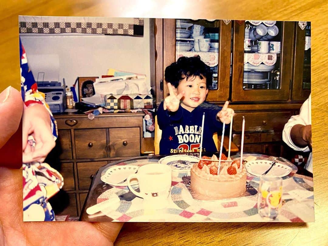 松丸亮吾のインスタグラム：「久々に実家かえってきて昔の写真みてたんだけど、4歳の誕生日のぼくの写真、右下にピカチュウのコップあって感動してしまった。この頃から好きだったんだな🥺  #ポケモン #松丸亮吾」