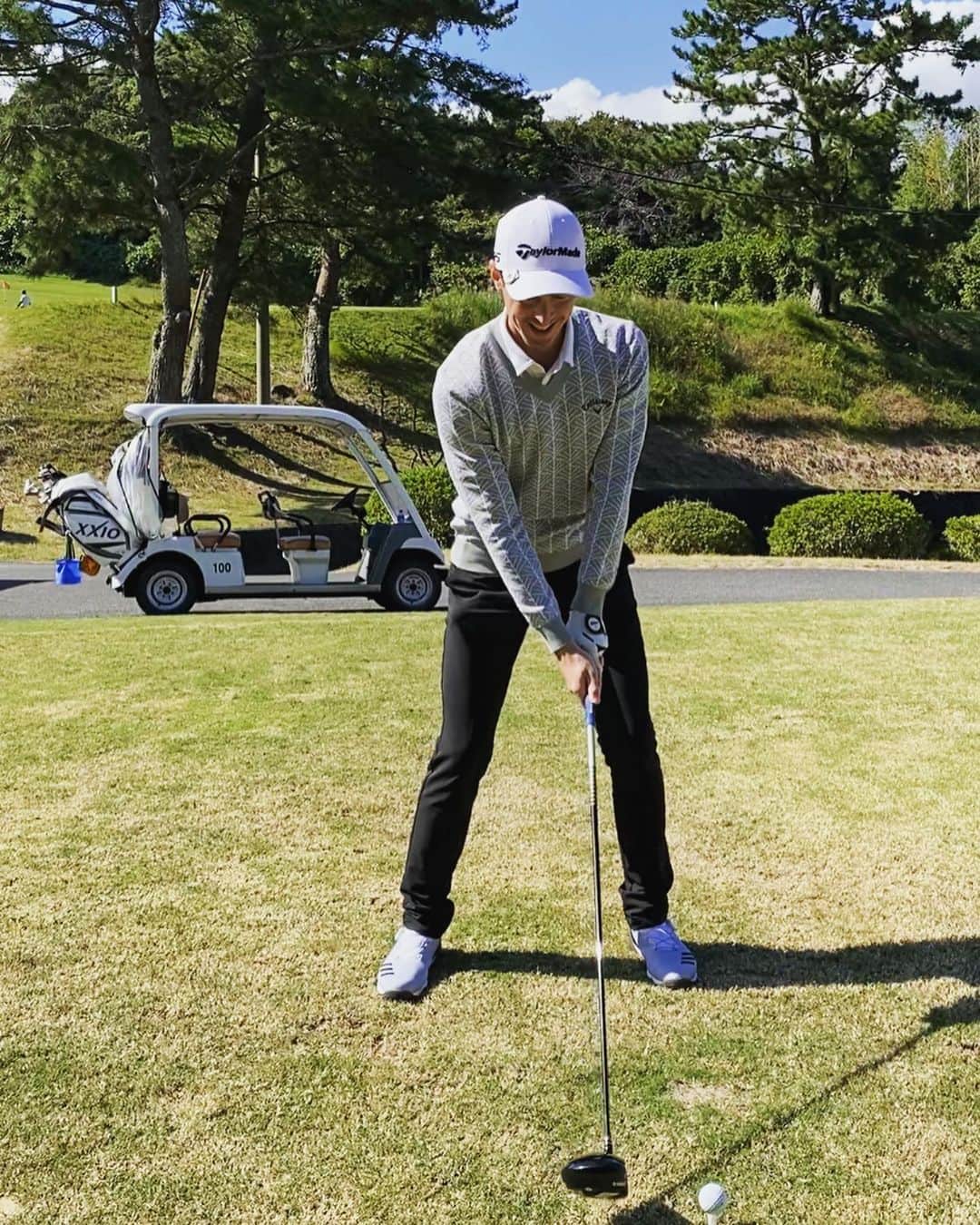 森豪士のインスタグラム：「こないだのラウンドコーデ⛳️🏌️‍♂️ CAP @taylormade_golf_japan  TOPS @callawayapparel_japan  PANTS @adidasgolf  SHOES @adidasgolf   グレーのニットが好きだなぁ😉✨ #ゴルフ #ラウンドコーデ  #ゴルフ男子 #ゴルフファッション #ゴルフウェア  #golf #golfwear」