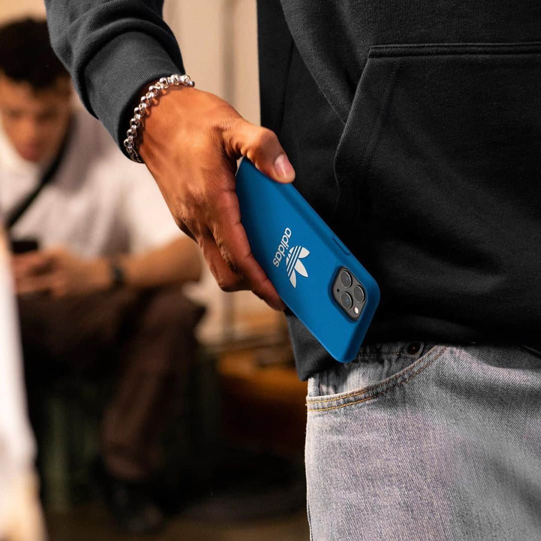 Telecom Lifestyleさんのインスタグラム写真 - (Telecom LifestyleInstagram)「Your style, extended in your favorite blue accessory. ⁣ ⁣ Shop your favorite phone case now on www.adidascases.com⁣ —⁣ #heretocreate #adidasoriginals」10月27日 20時26分 - adidascases