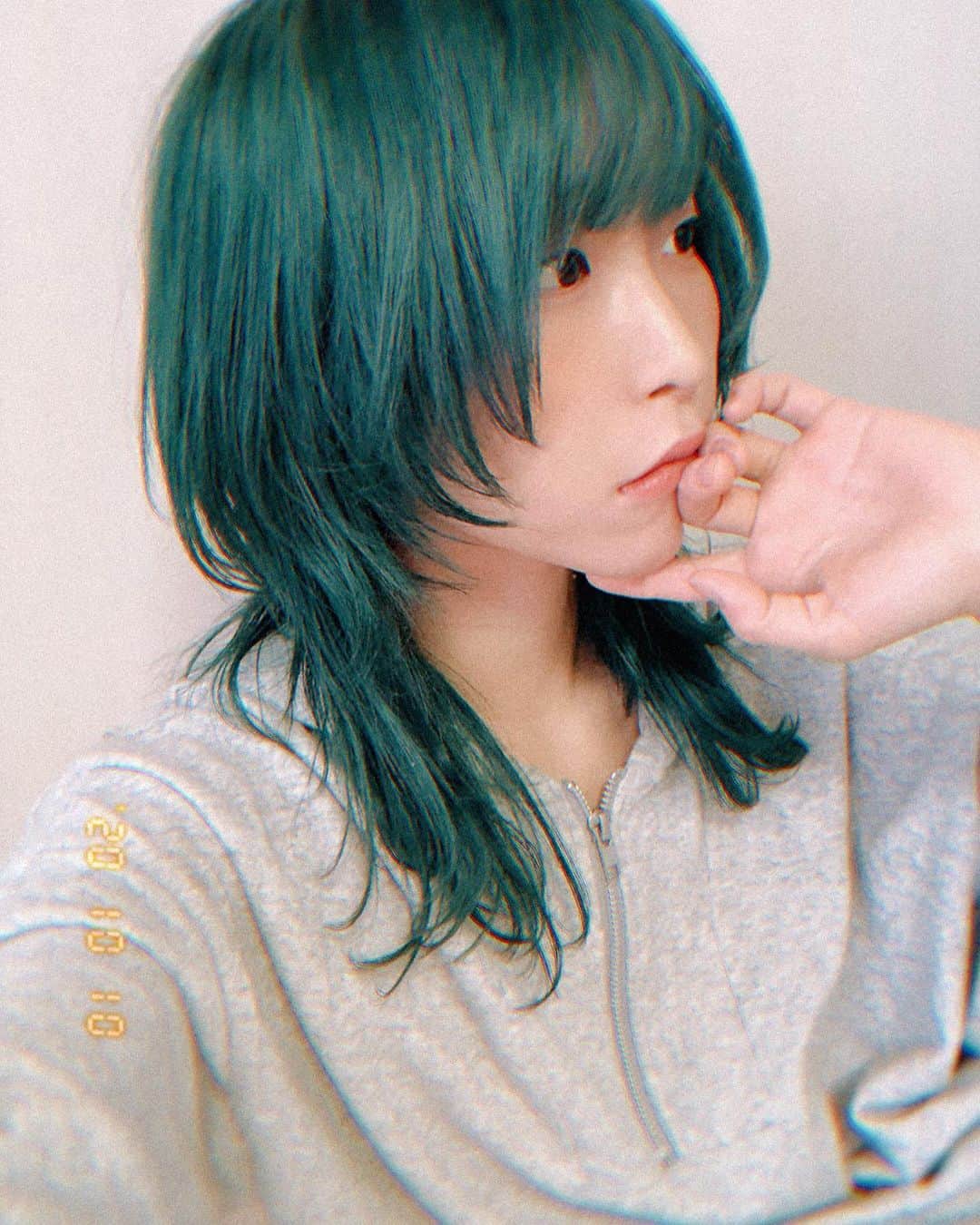 朝日奈丸佳さんのインスタグラム写真 - (朝日奈丸佳Instagram)「久しぶりの更新になってしまいました。SNSってあれこれやるんむずかしい。 緑髪載せてなかったので載せておきます。気に入ったなりよ。  #緑髪 #グリーンカラー  #ウルフカット  #ウルフヘア」10月27日 20時26分 - madoka_maru_hina