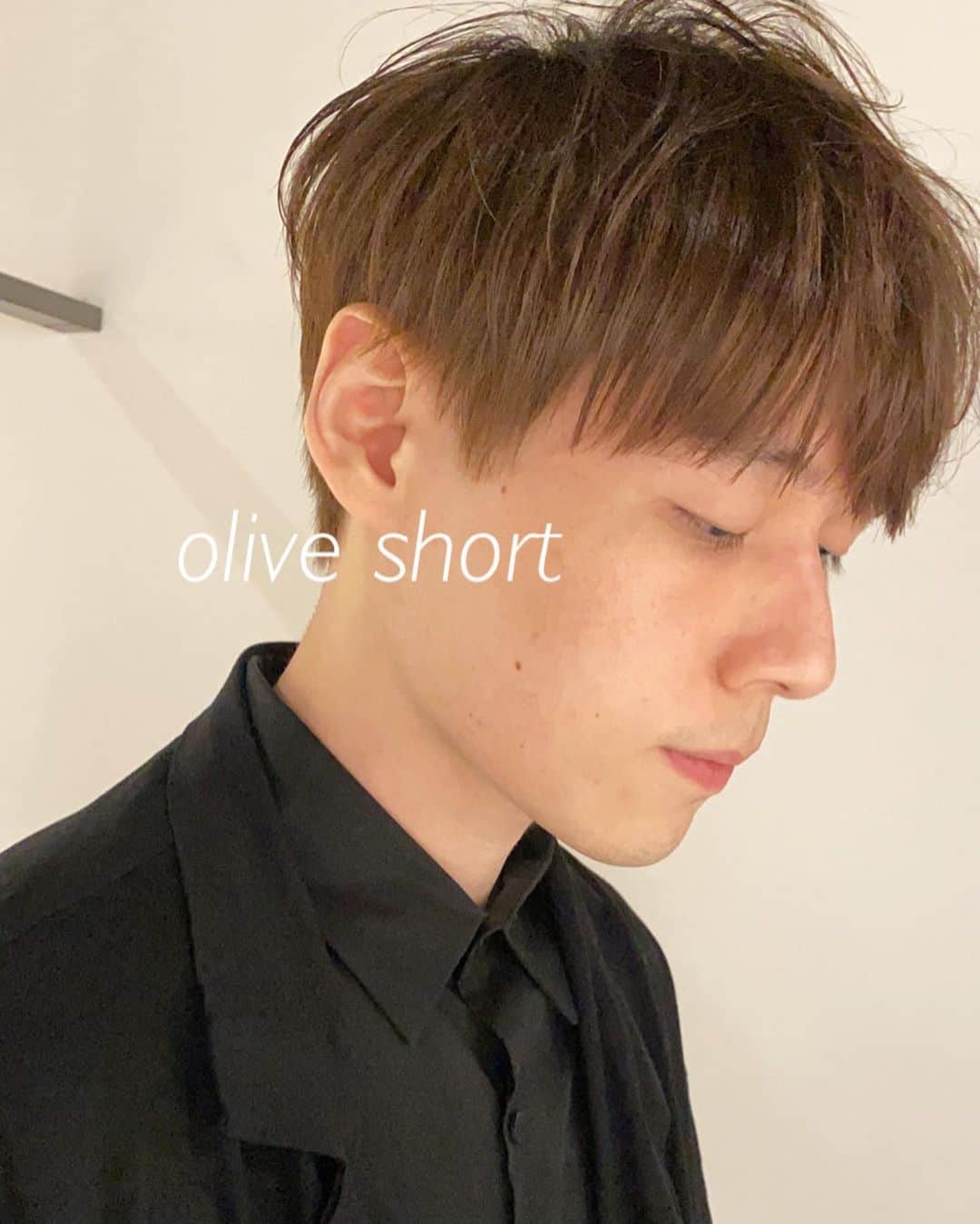 のインスタグラム：「olive short.  ばっさりcompactなショートスタイルに明るいオリーブアッシュ. 柔らかいニュアンスを。  #namiヘアー　▷レディーススタイルのまとめはこちら♪  #ハンサムショート #ボブ#ミニボブ #グラボブ #グラデーションボブ #ミニボブ #ショートヘア#ショート」