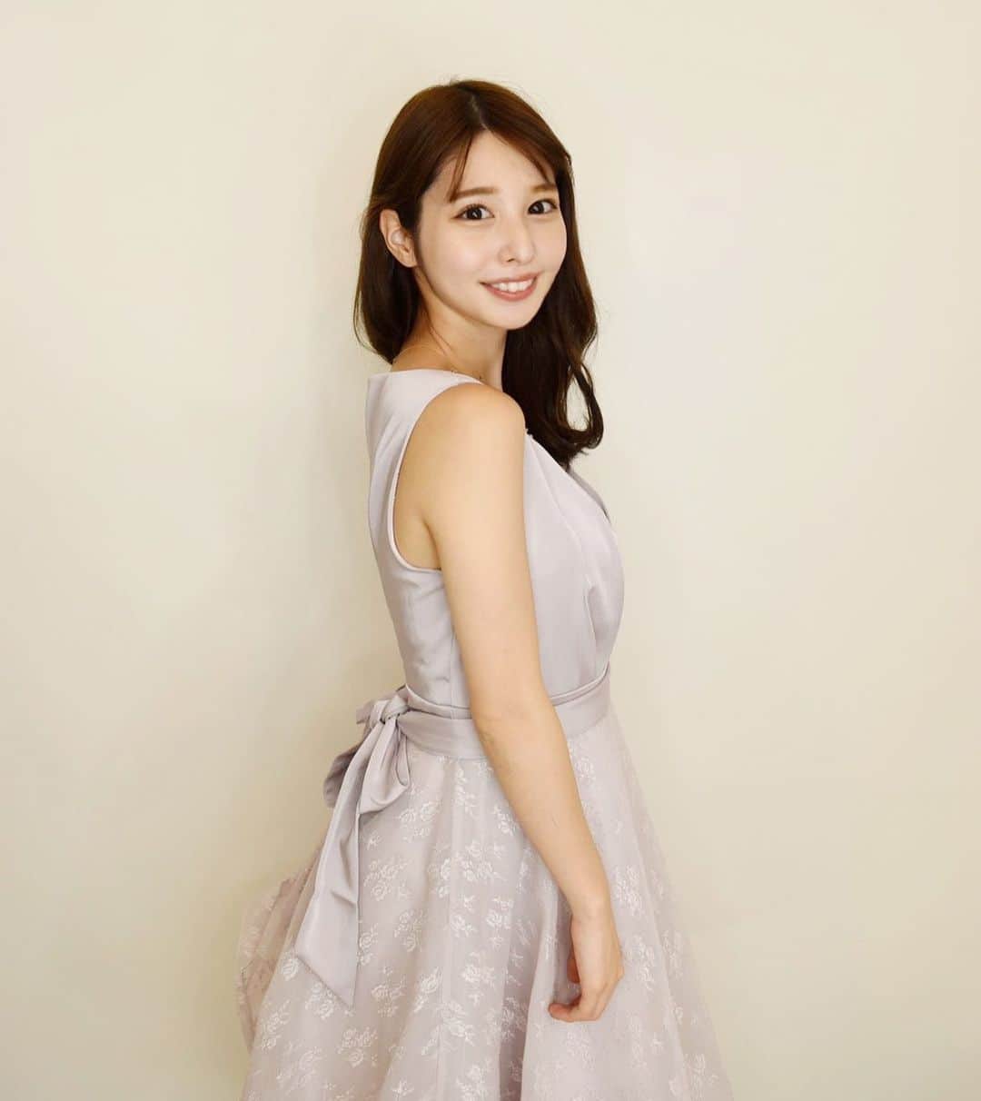 伊藤朱里のインスタグラム：「ドリードール様にドレスを貸していただき着用してみました♥  わたしが選んだのは淡い紫色のドレスです💜とっても可愛いドレスで、低身長(150センチ)の私もきちんと上品にきれて嬉しかったです😂💓  生地もしっかりしていて、スカートもとっても綺麗だったので、結婚式やパーティなどで着用したいです( ᐡ｡• ·̫ •｡ᐡ )♡  ありがとうございました✨ officialWebサイト ⇒ dorrydoll.com #ドリードール #Dorrydoll #ドレス#ミスコン」