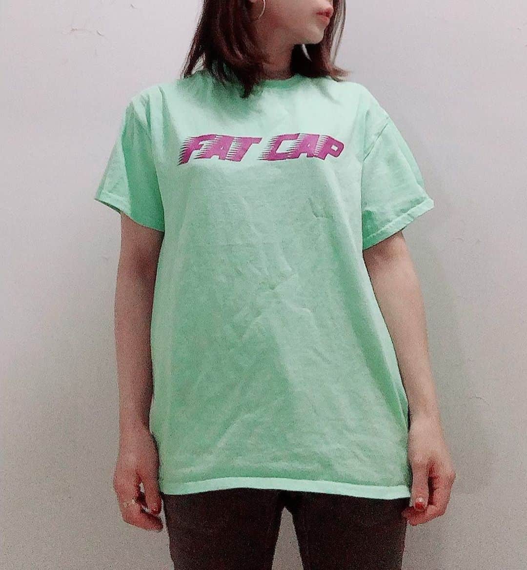 のインスタグラム：「ボルトホールドをビス止めできる #fatcap とか、#POpCORNBOY とか #POPCORNCRIMPS とか#太郎ピンチ とか #クマクリンプ とかとか…🪐  どこか愛嬌あるけど使い勝手良いホールドメーカー @fat_cap_industries さんの今年のアパレル新作🆕✨  トゲトゲロゴシリーズ🦔Tシャツとスエット! ロゴがトゲトゲしてて疾走感あって、愛嬌あります👾  まだ他のジムには卸してないそうなので、 @fat_cap_industries さんや、製作してる　@boulderinggymunity さんでポチッてくださいませ🛒  1枚目153cm/Mサイズ 2枚目153cm/Sサイズ  #rokx とか #clife とか、いろんなメーカーさんのテスタとかフレンドシップクライマーとかアパレルいただいたりいろいろやってますが、お友達のところのもいただいたら着て紹介したり、もう自由な感じにやらせていただいております🏔ほい🤝  #fatcapindustrys #climbingholds #kawaii #climbing #bouldering #togetogelogotee #推しメーカーシリーズ #推しシリーズ #クライミングホールド #クライミングホールドメーカー」