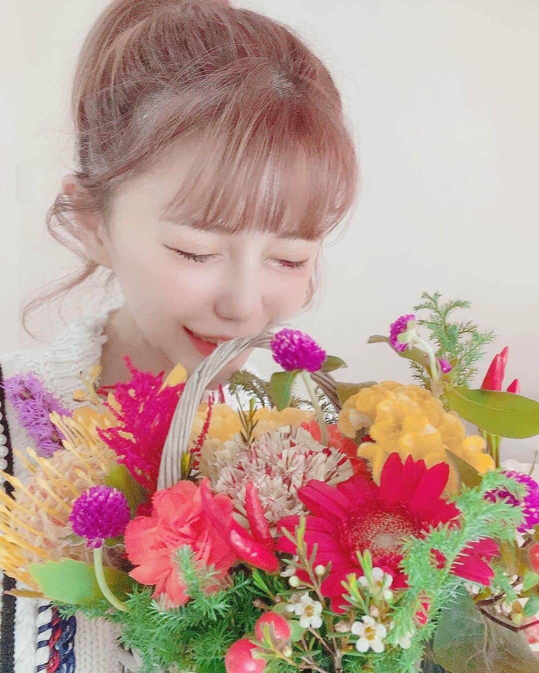 河西里音さんのインスタグラム写真 - (河西里音Instagram)「配信頑張ってるから♪ ってお友達がお花送ってくれたの🌸 まさかのサプライズに泣いたー😭❤ ありがとぉぉおお♡♡ #surprise #beautifulflowers  #flower #happy #halloweenbasket 🎃」10月27日 20時34分 - rion_kasai