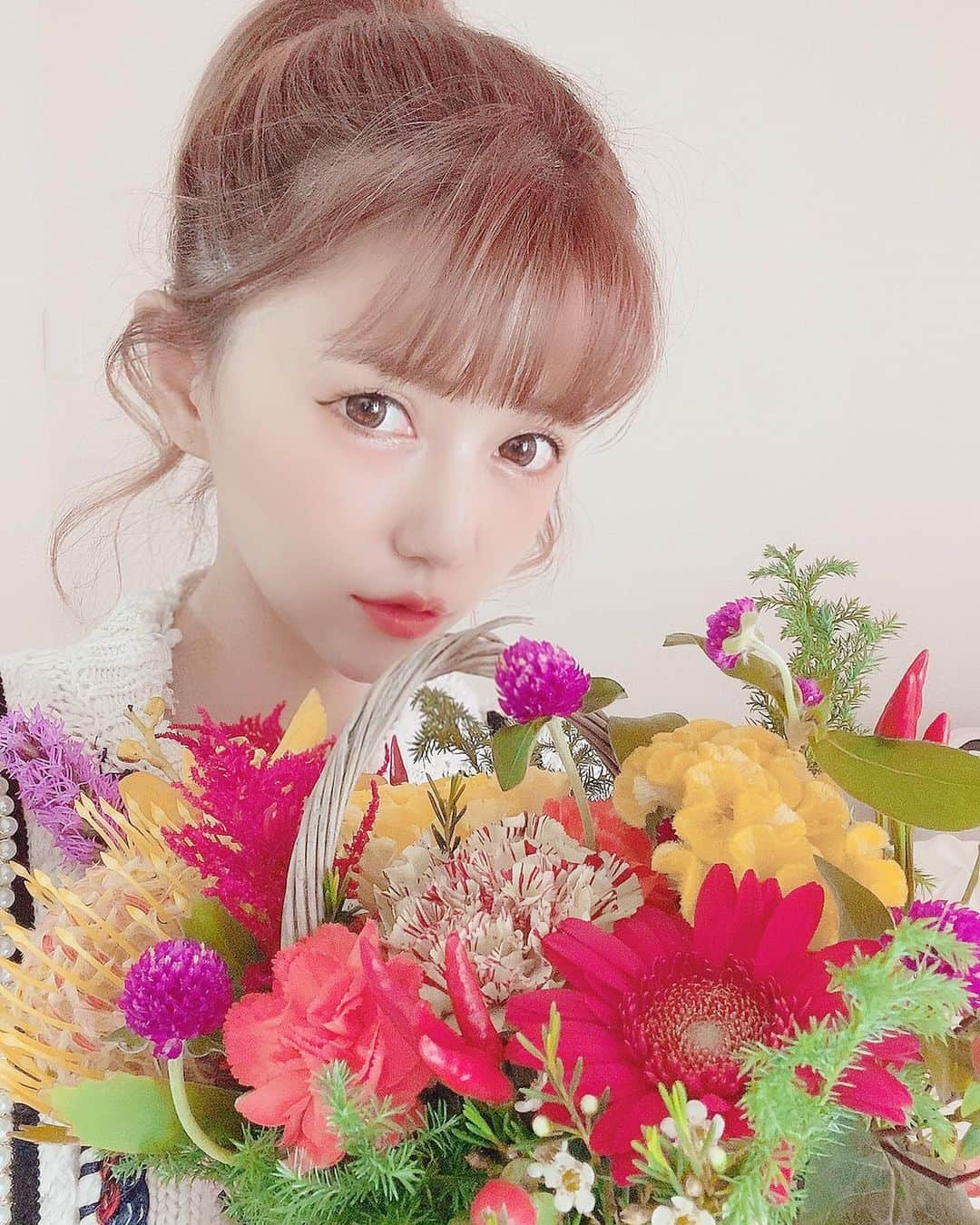 河西里音のインスタグラム：「配信頑張ってるから♪ ってお友達がお花送ってくれたの🌸 まさかのサプライズに泣いたー😭❤ ありがとぉぉおお♡♡ #surprise #beautifulflowers  #flower #happy #halloweenbasket 🎃」