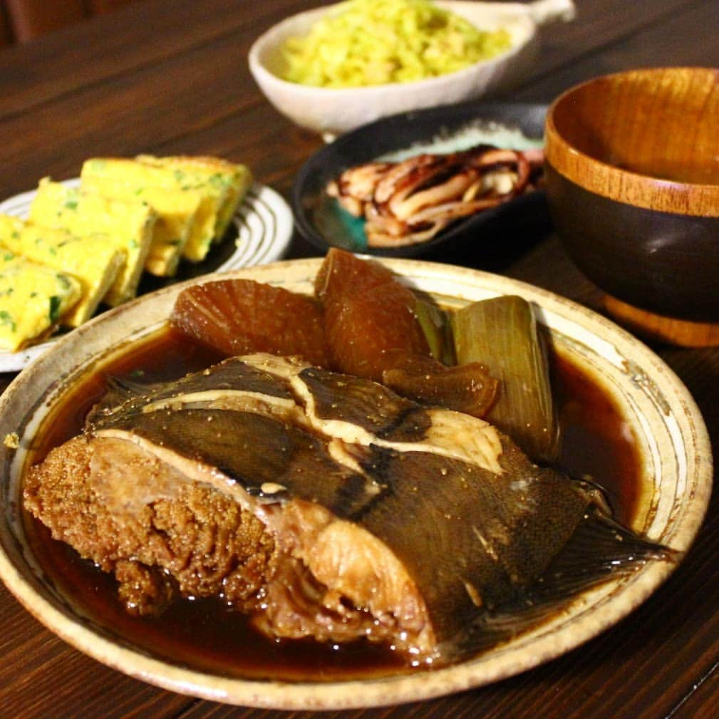 miyukiのインスタグラム：「. ✾カレイの煮付け定食✾ . . . どこかへお出かけは大好きですが 基本用事が無ければ おうちにいたいタイプの私。。。 娘が歩き回るようになり そんな私が毎日公園 もしくはキッズスペース あるいは自転車滑走… な日々です(¯ ꇴ ¯ ;) . . . ❶子持ちカレイの煮付け ❷ぺちゃんこ卵焼き ❸キャベツとチキンのカレー粉炒め ❹焼きイカ ❺えのきとワカメのお味噌汁 . . ❶ｸｯｸﾊﾟｯﾄﾞID:[1032006] ❷卵焼き作るの面倒くさくなって 卵焼き器(取っ手取れるタイプ)を そのままトースターに入れて お任せしちゃいました！ なのでペチャンコ(笑) ❸ｸｯｸﾊﾟｯﾄﾞID:[3618452]を参考に チキンの水煮缶も入れて！ ❹魚焼きグリルで焼いただけ！ . . . . . #かれい#煮魚#卵焼き器#トースター#キャベツ#カレー粉#焼きイカ#味噌汁#おうちご飯#夜ご飯#簡単ごはん#ふたりご飯#発酵食品#発酵#まごわやさしい#腸活#料理記録#無添加#関西ママ#マカロニメイト#フーディーテーブル#デリスタグラム#クックパッド#delimia#lin_stagrammer#🍴mskitchen🍴」