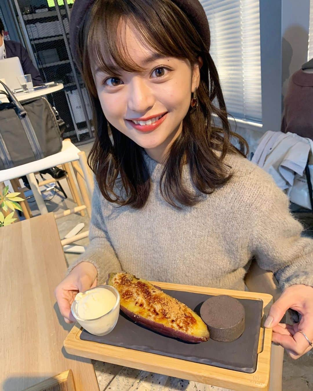 森山紗希さんのインスタグラム写真 - (森山紗希Instagram)「今までで食べた中で一番美味しいお芋でした😂💕 たまたまフラフラしてたら見つけたこのお店。 お芋は2種類あって、甘さや焼き加減砂糖の有無など自分好みで出してもらえます！ 最後に焼き加減を変えたければ、自分自身で焼けるのも楽しかったです🥰 とってもオススメです💓 .  #青山ミスコン2020 #青山ミスコン#ミスコン#森山紗希#サキポチ#サキフク#サキモグ#ランチ#東京#東京カフェ #カフェ巡り #日比谷#日比谷カフェ #日比谷ランチ #東京 #焼き芋 #焼き芋専門店#スイートポテト」10月27日 20時39分 - morisaki0404