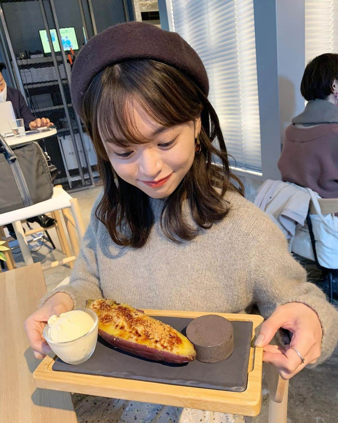 森山紗希さんのインスタグラム写真 - (森山紗希Instagram)「今までで食べた中で一番美味しいお芋でした😂💕 たまたまフラフラしてたら見つけたこのお店。 お芋は2種類あって、甘さや焼き加減砂糖の有無など自分好みで出してもらえます！ 最後に焼き加減を変えたければ、自分自身で焼けるのも楽しかったです🥰 とってもオススメです💓 .  #青山ミスコン2020 #青山ミスコン#ミスコン#森山紗希#サキポチ#サキフク#サキモグ#ランチ#東京#東京カフェ #カフェ巡り #日比谷#日比谷カフェ #日比谷ランチ #東京 #焼き芋 #焼き芋専門店#スイートポテト」10月27日 20時39分 - morisaki0404