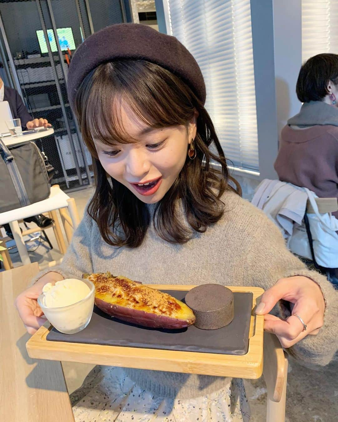 森山紗希さんのインスタグラム写真 - (森山紗希Instagram)「今までで食べた中で一番美味しいお芋でした😂💕 たまたまフラフラしてたら見つけたこのお店。 お芋は2種類あって、甘さや焼き加減砂糖の有無など自分好みで出してもらえます！ 最後に焼き加減を変えたければ、自分自身で焼けるのも楽しかったです🥰 とってもオススメです💓 .  #青山ミスコン2020 #青山ミスコン#ミスコン#森山紗希#サキポチ#サキフク#サキモグ#ランチ#東京#東京カフェ #カフェ巡り #日比谷#日比谷カフェ #日比谷ランチ #東京 #焼き芋 #焼き芋専門店#スイートポテト」10月27日 20時39分 - morisaki0404