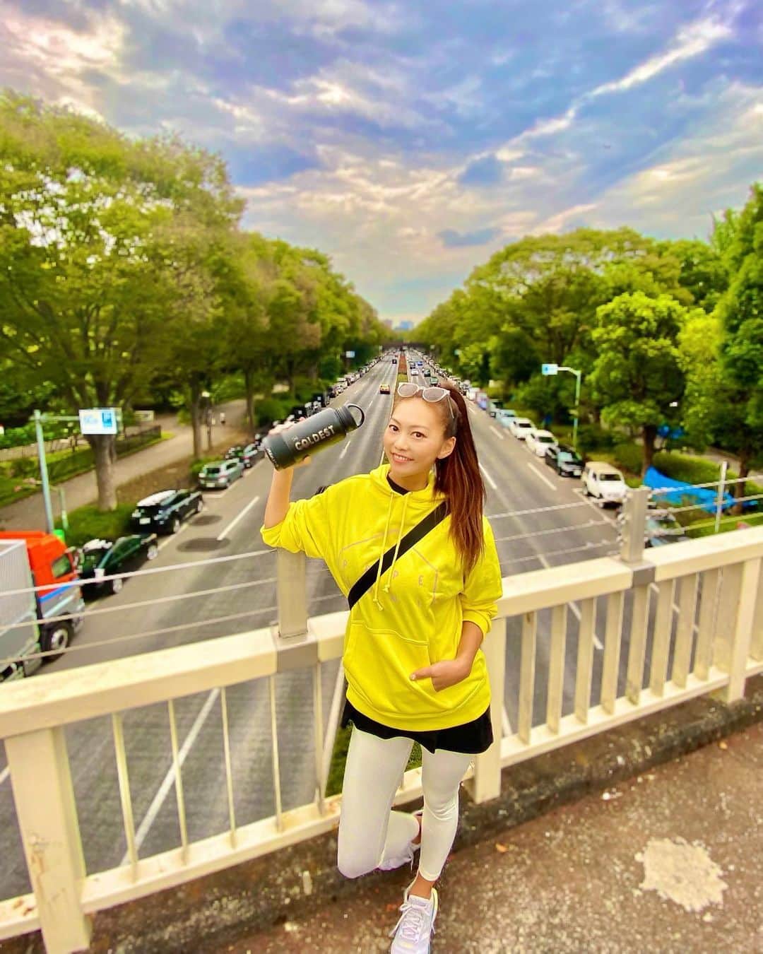 SAORIのインスタグラム：「フロリダ発でアメリカで大ヒットしてる @thecoldestwater_jp 🇺🇸 @thecoldestwater . なんと、36時間氷が溶けないスーパーボトル😳 アウトドアやフィットネスの時に絶対使える⛺️🧘‍♂️ 片手で持ちやすいし、飲み口も飲みやすくて好き❤️ 口が広いから洗いやすくて氷も入れやすいのも最高🙌 特殊構造で結露しないからBAGに入れていても安心♡ ちなみに保温効果も12時間だから さおり的にはコーヒー入れたいな☕️♡ . ●ザ・コールディスト ウォーター (The Coldest Water) 32オンス　約945ml　黒 https://amzn.to/3giac1Q ✾ #コールディストウォーター #thecoldestwater #pr . T shirt: @trims.body . Wear: @reinamora_jp . #東京 #tokyo #港区 #高身長女子 #model #モデル #influencer #インフルエンサー #instagramer #インスタグラマー #ambassador #アンバサダー #フリーモデル #ポートレートモデル #カメラマンさんと繋がりたい #ポトレ #ポトレのセカイ #ビジョラダ #美女jp #ビジョフォ #ビジョナビ」