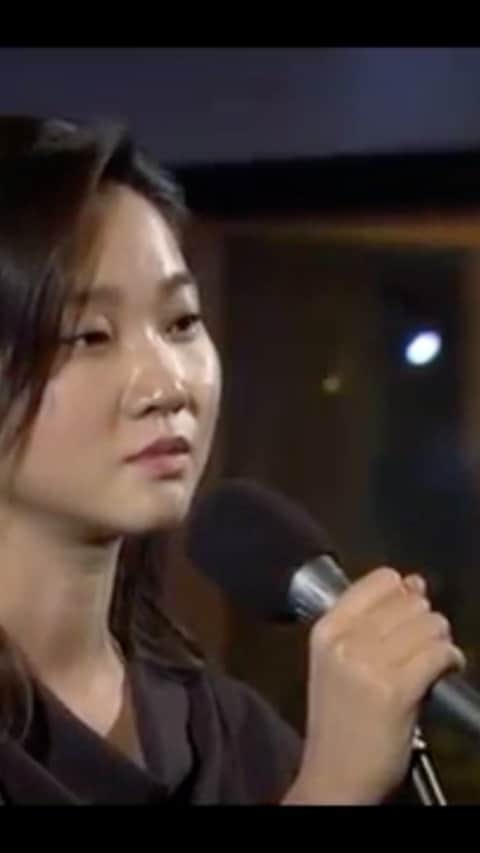 チャン・ユンジュのインスタグラム：「가을 바람이 사라지기 전에.... 오랜만에 다시 듣기. 🤎🎧 예전에 리모콘 이라는 라이브 방송 출연 당시. 2012년 Im Fine 앨범중에서. 나도 저때는 30대 초반 이구나.」