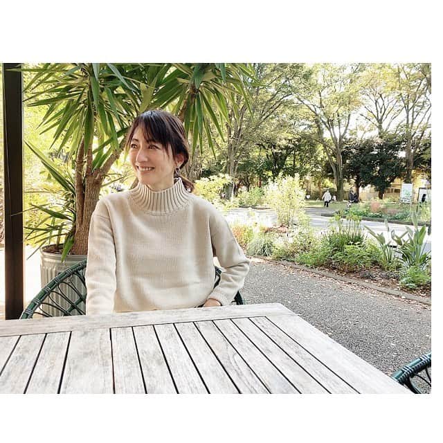 前田ゆかのインスタグラム：「展示会で 迷わず選んだライトベージュの タートルニット❕ 冬のホワイトやベージュは私自身好きな色。着たい色。  コートを着てもモコモコ着膨れしない華奢に見えるシルエットのニット！  また、フェイクレザースカートは今年のトレンド✨ この丈はあまり持っていなかったので思い切ってオーダーしました。 新鮮❕  広がりすぎない台形がシックで大人っぽい。腰の位置を高く見せてくれるうれしい効果も！  合わせるのを考えるのも楽しみーー！  流行を大切にしながら着る人の日常に寄り添ってくれる服。 @elura_official   #elura #エルーラ #大人の悩みに効くコーデ #elura2020fw」